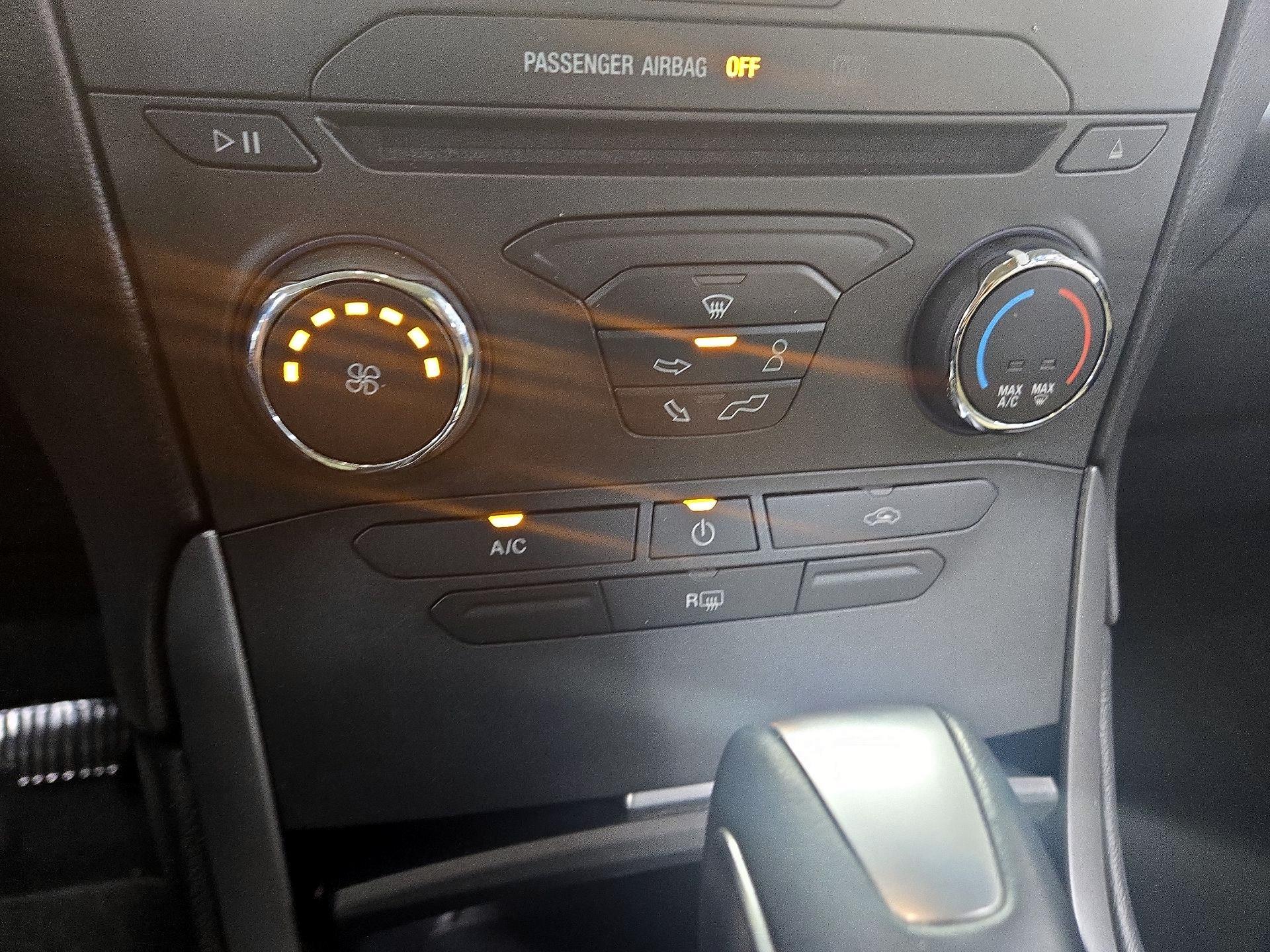 Thumbnail: 2016 Ford Edge - 16