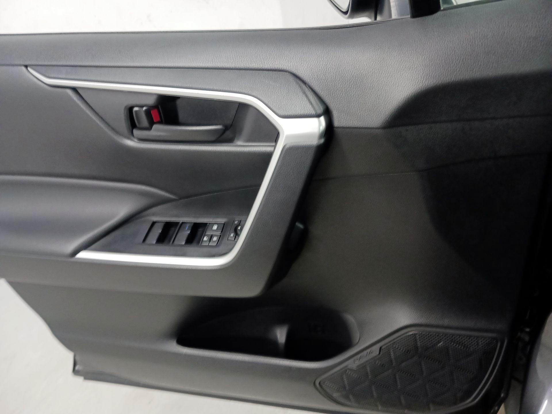 Thumbnail: 2022 Toyota RAV4 - 12