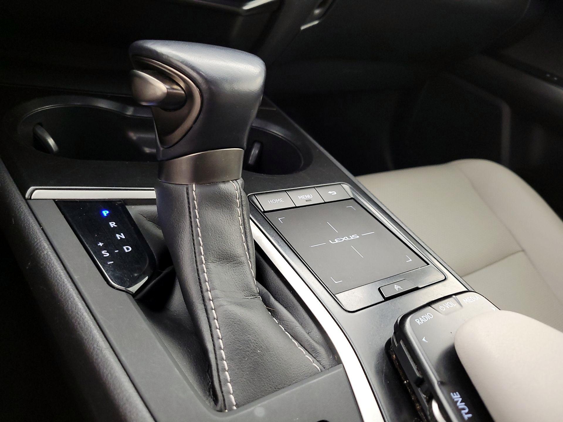 Thumbnail: 2020 Lexus UX - 17