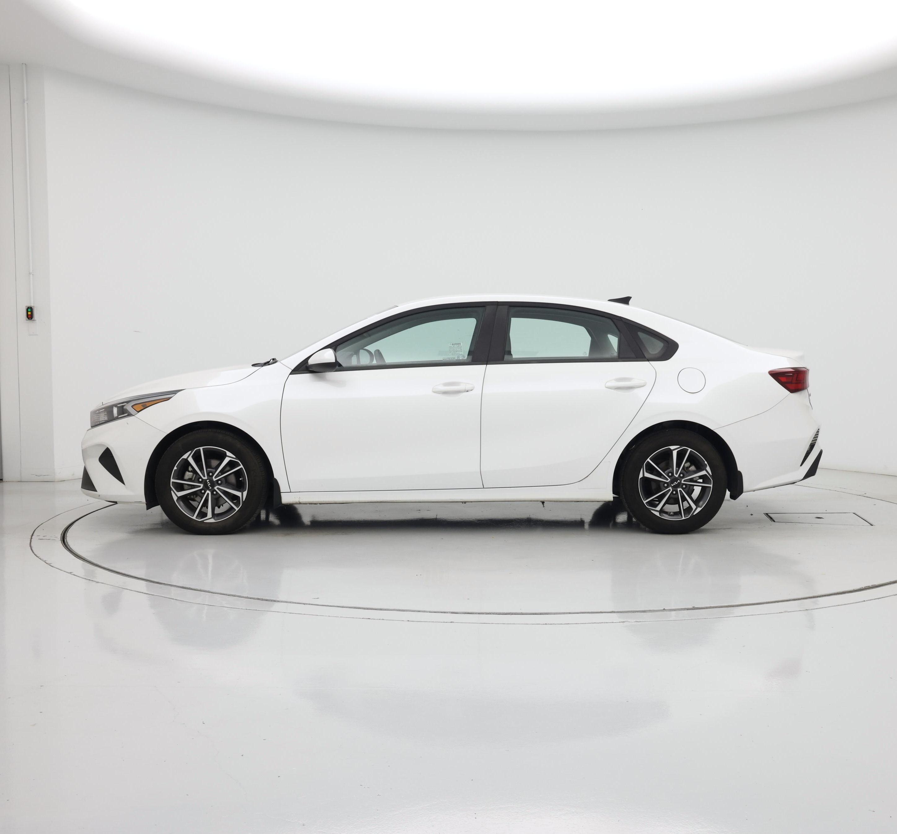Thumbnail: 2022 Kia Forte - 3