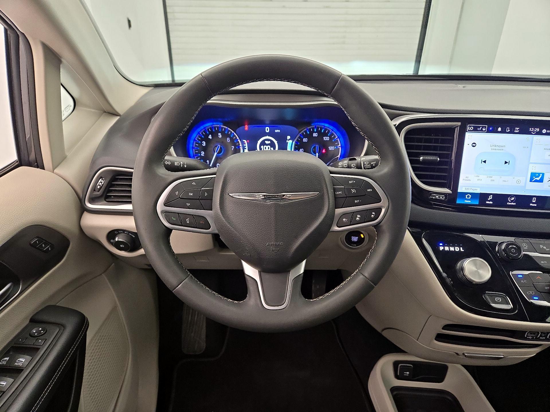 Thumbnail: 2023 Chrysler Pacifica - 10