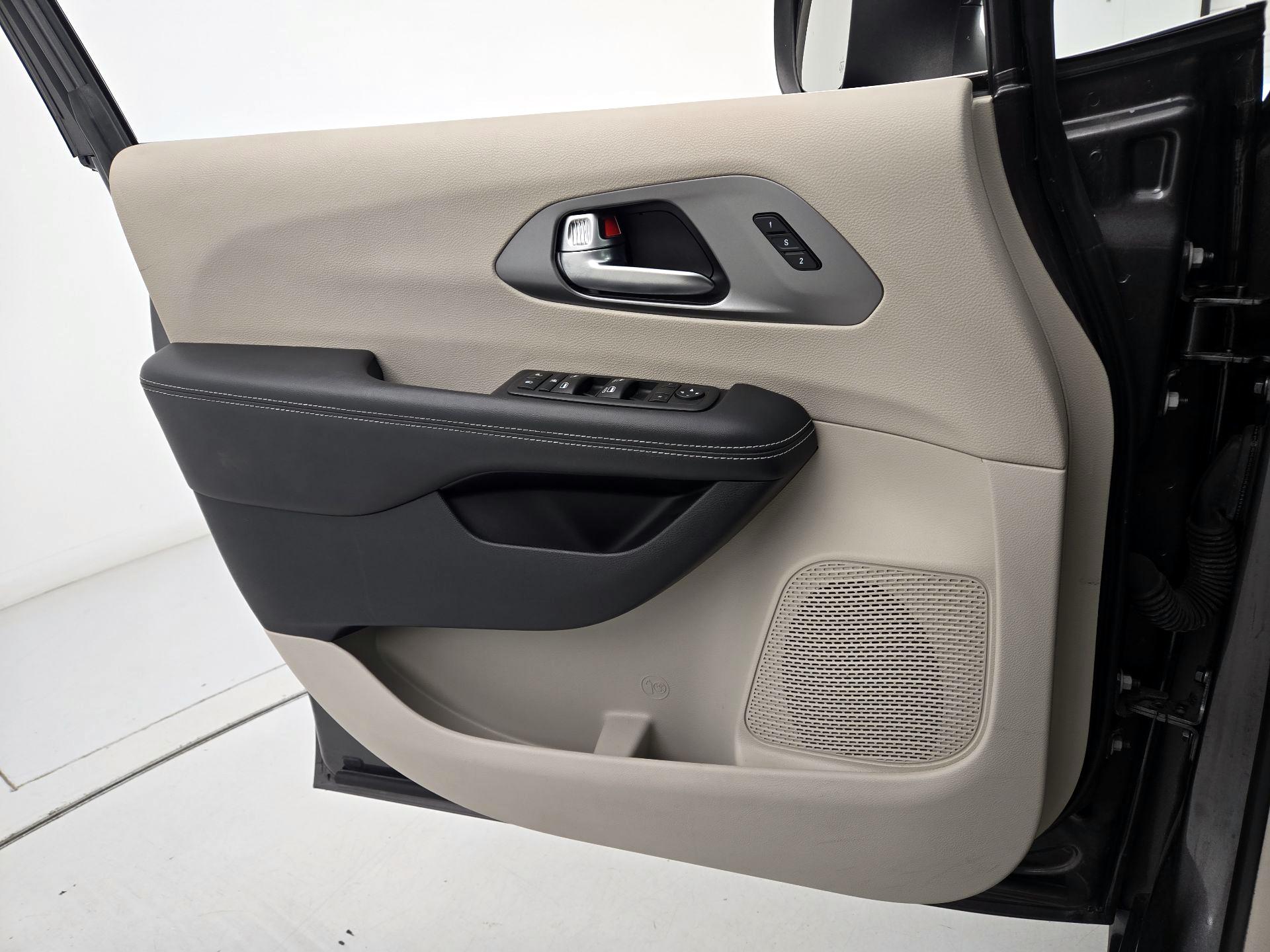 Thumbnail: 2023 Chrysler Pacifica - 12