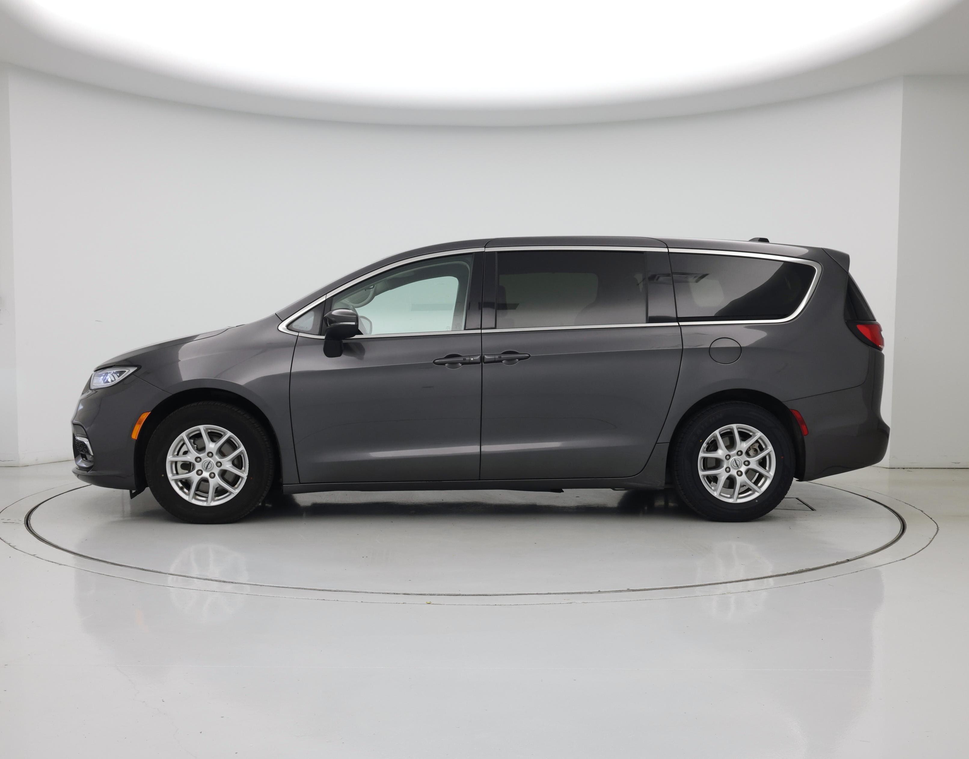 Thumbnail: 2023 Chrysler Pacifica - 3