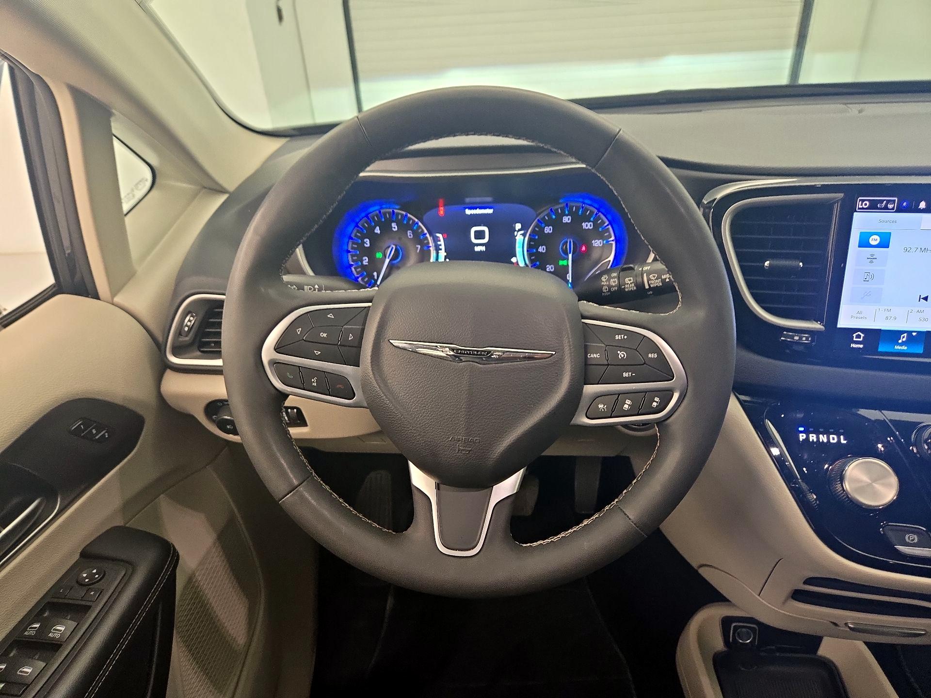 Thumbnail: 2023 Chrysler Pacifica - 10
