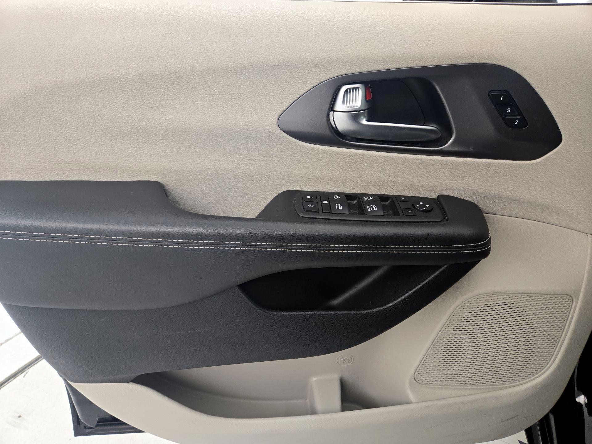 Thumbnail: 2023 Chrysler Pacifica - 12
