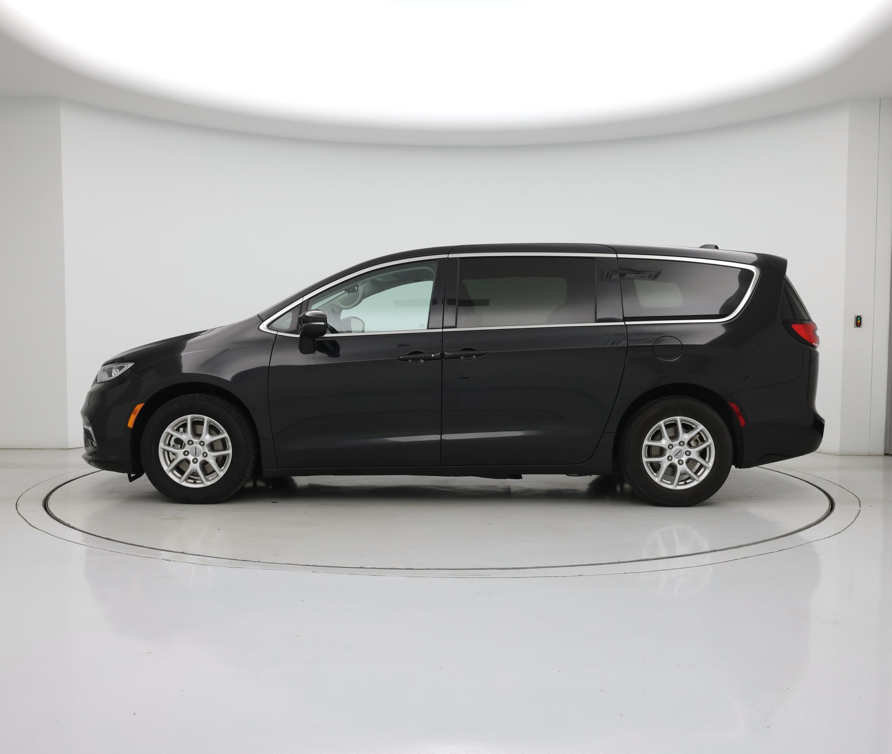 Thumbnail: 2023 Chrysler Pacifica - 3