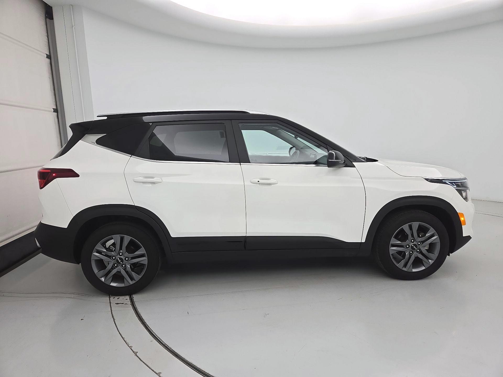 Thumbnail: 2023 Kia Seltos - 4