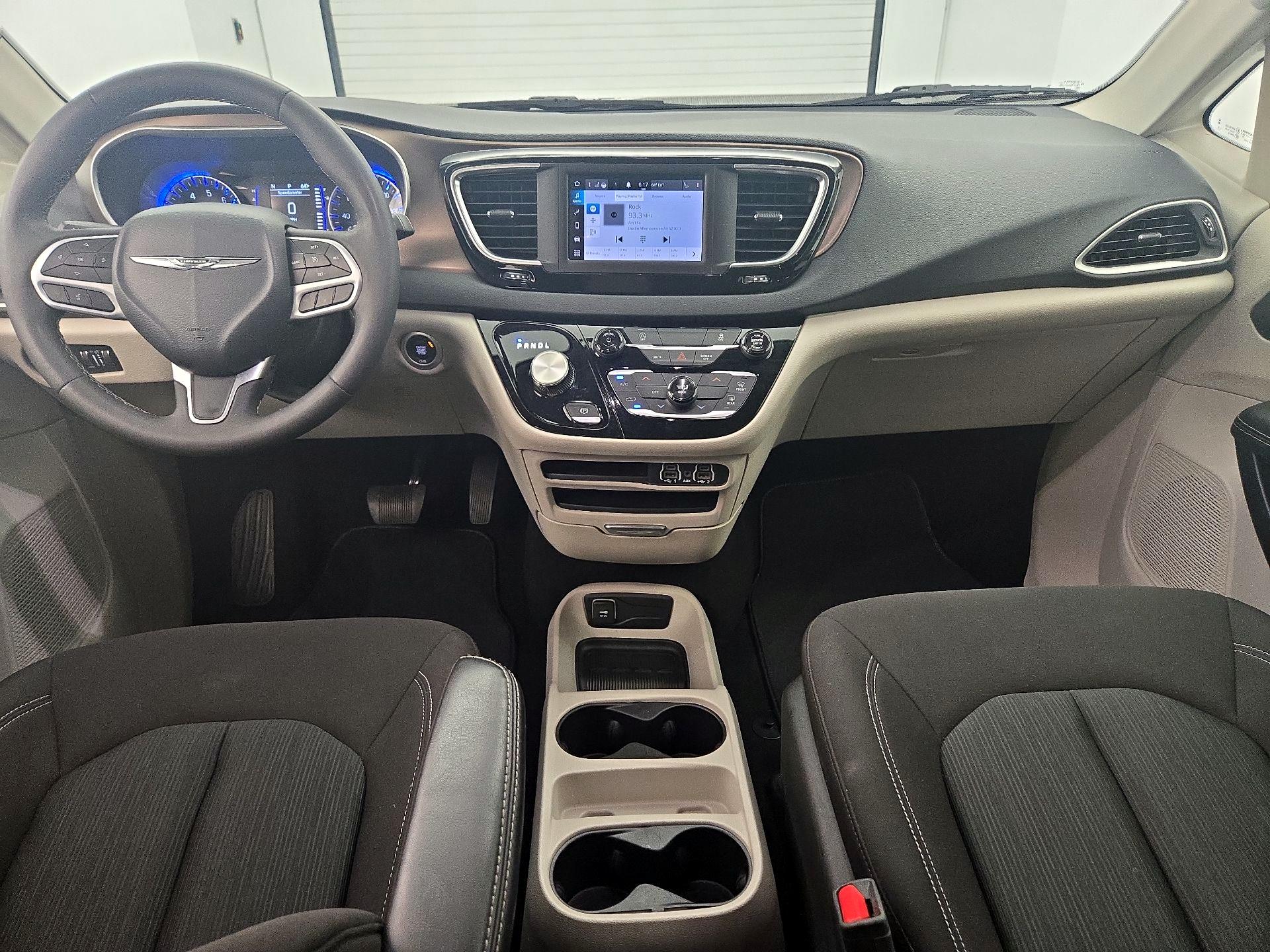 Thumbnail: 2023 Chrysler Voyager - 9
