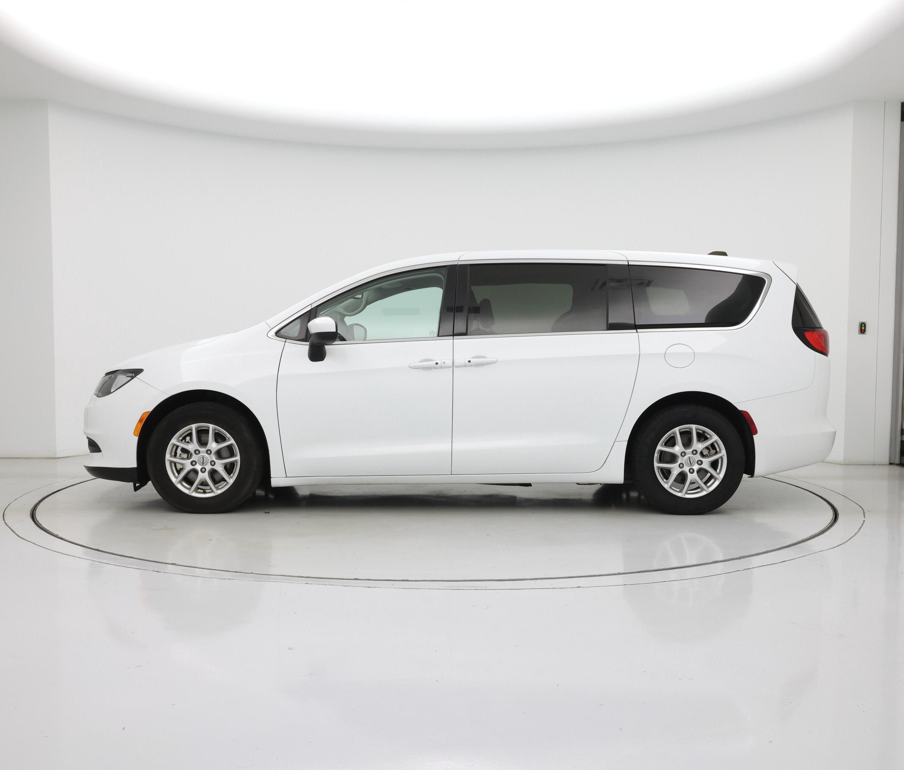 Thumbnail: 2023 Chrysler Voyager - 3