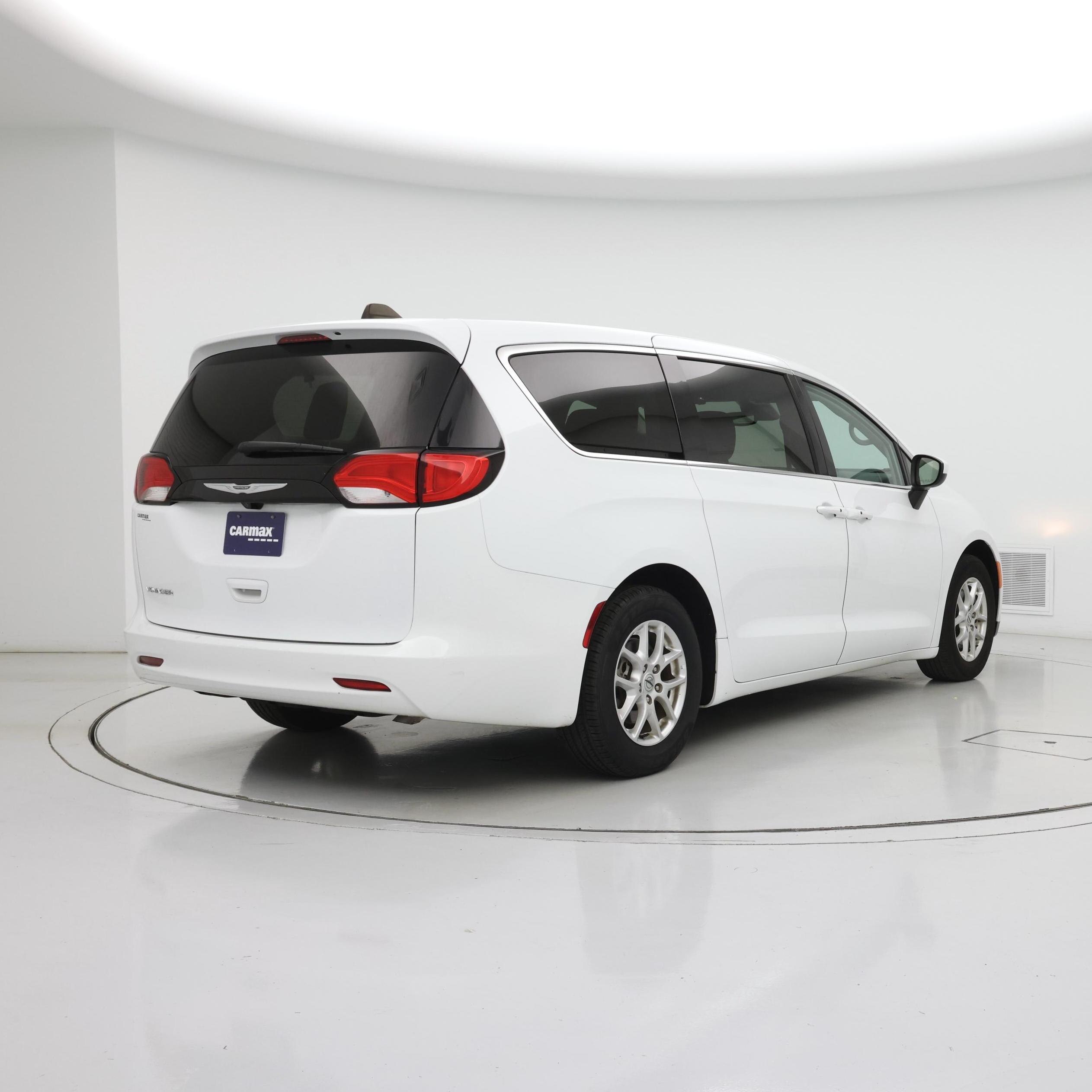 Thumbnail: 2023 Chrysler Voyager - 8