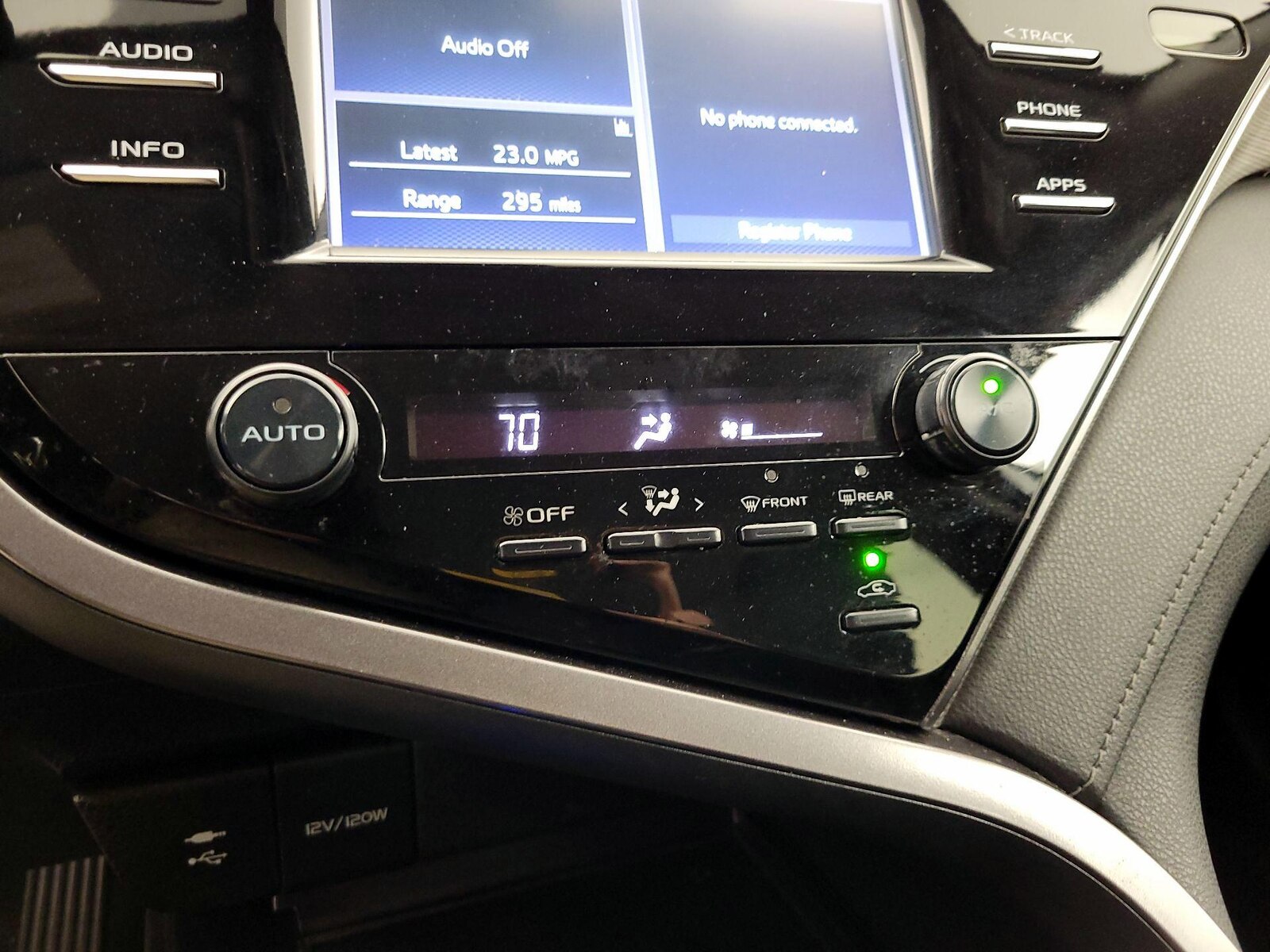 2019 Toyota Camry SE - Photo 17