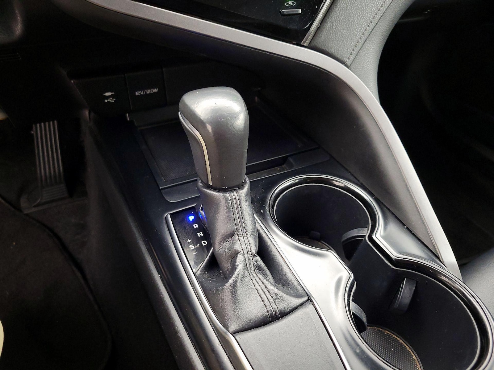 2019 Toyota Camry SE - Photo 18