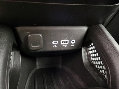 USB/AUX Ports