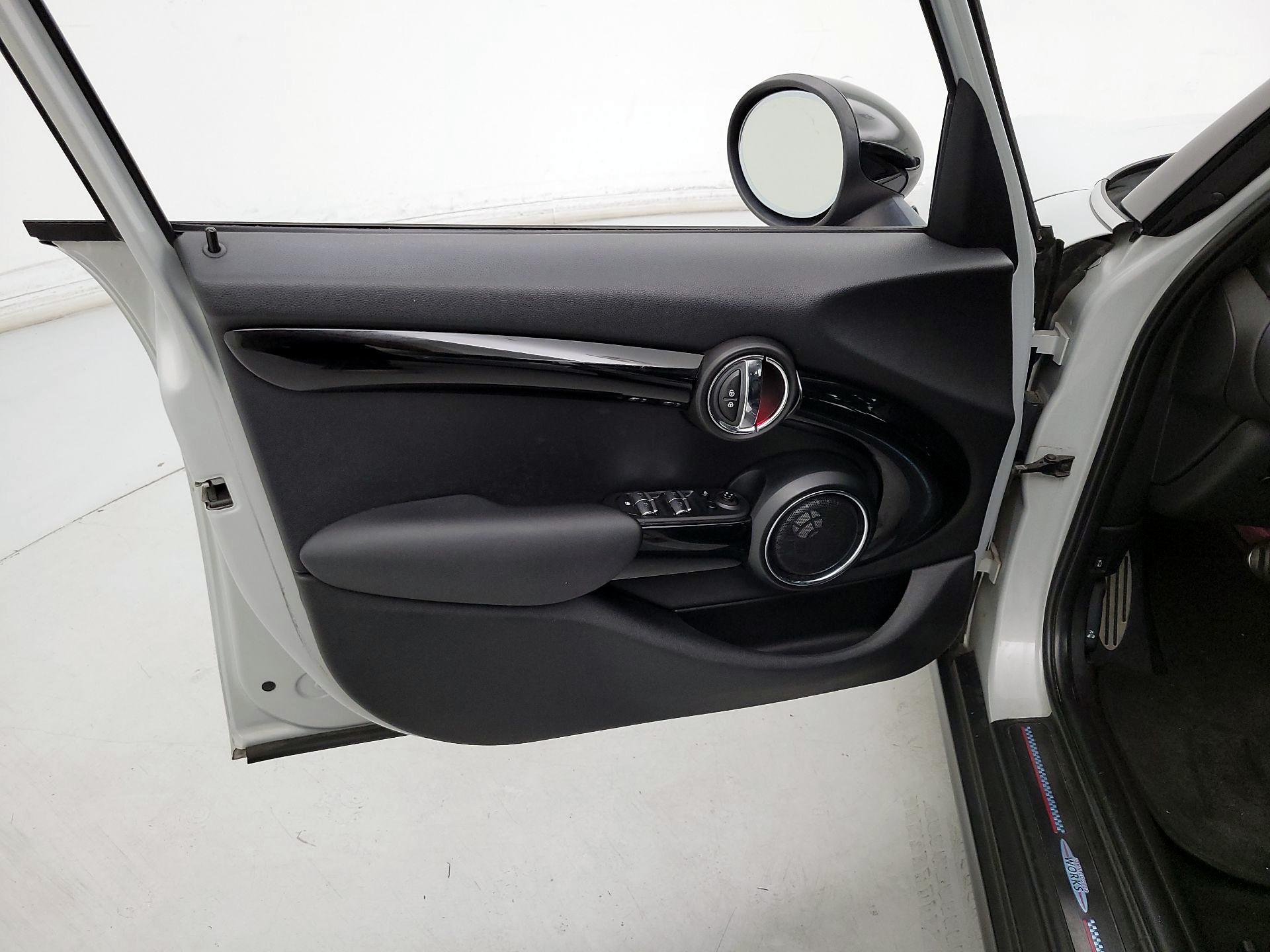 Thumbnail: 2016 MINI Cooper Hardtop - 12