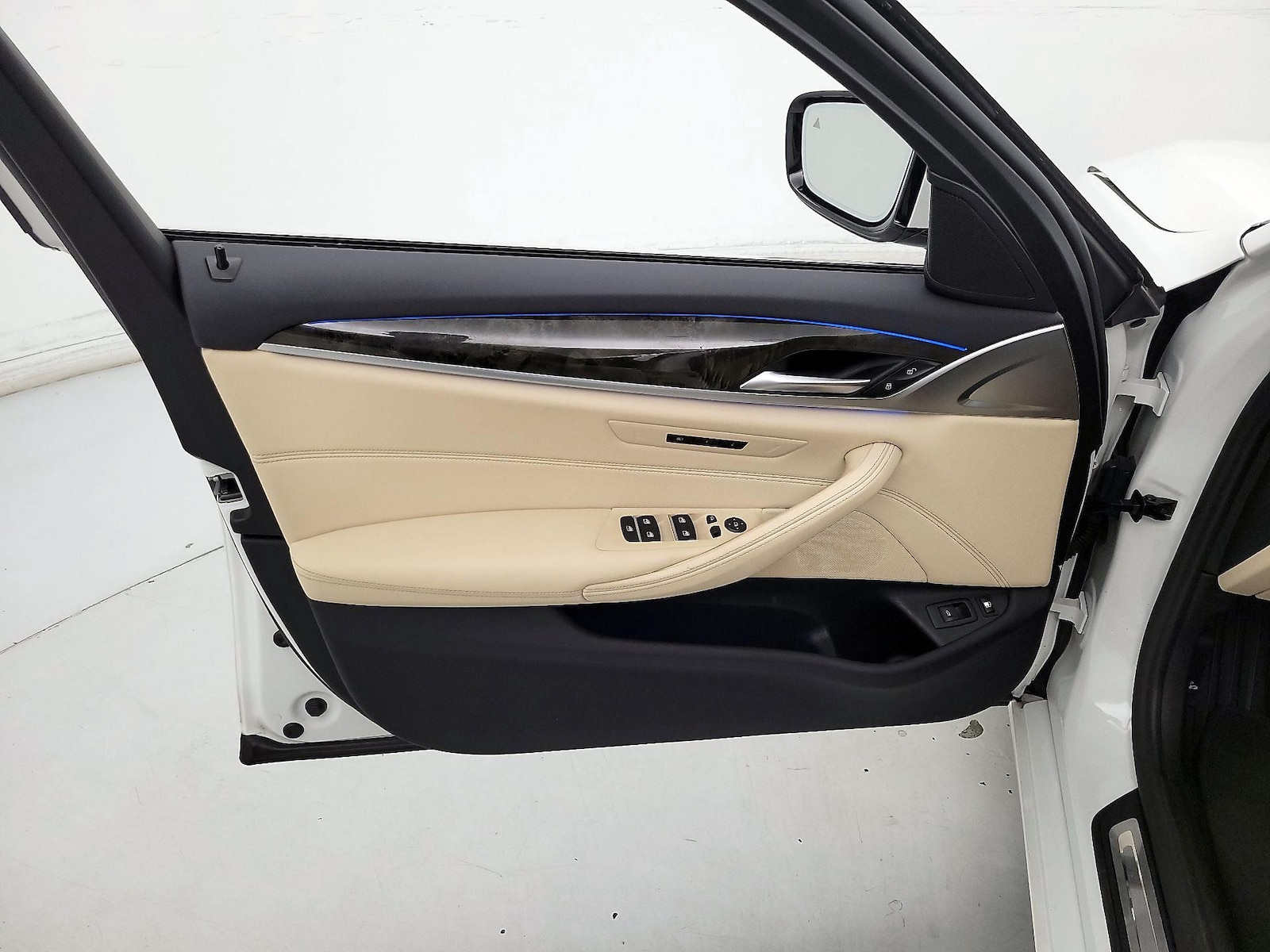 2022 BMW 5 Series 530e - Photo 13