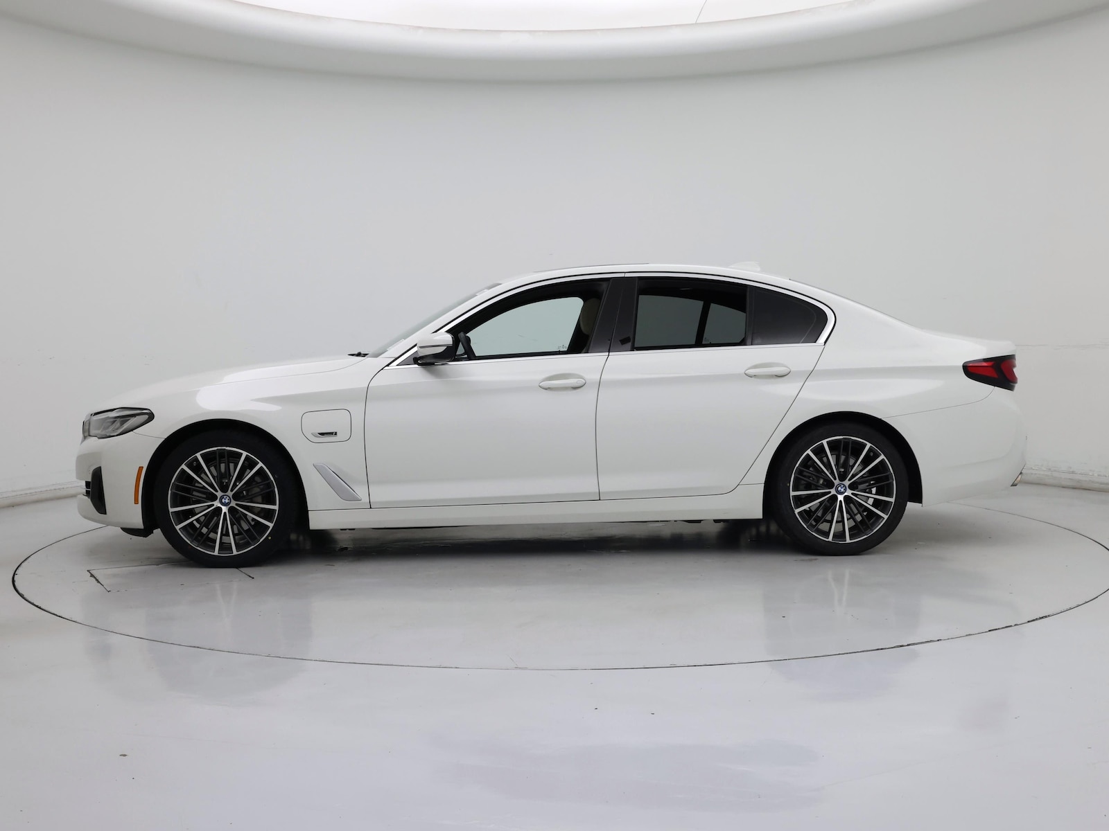2022 BMW 5 Series 530e - Photo 4