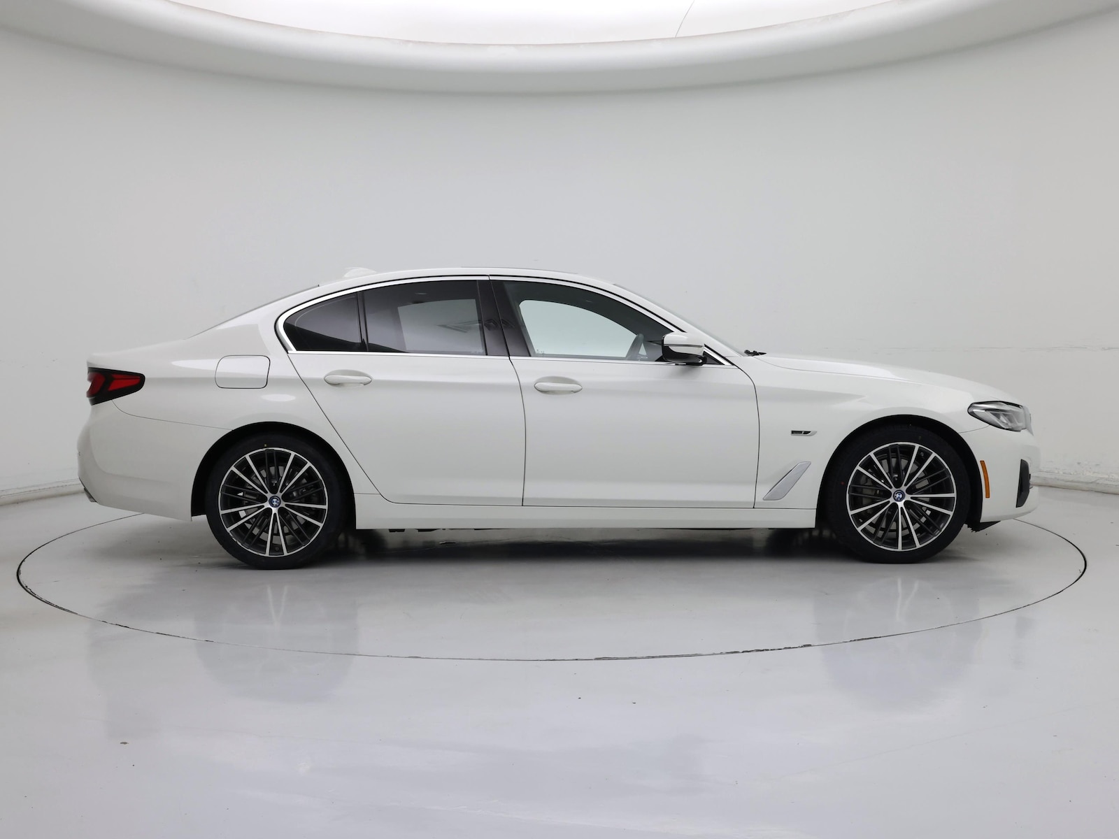 2022 BMW 5 Series 530e - Photo 8