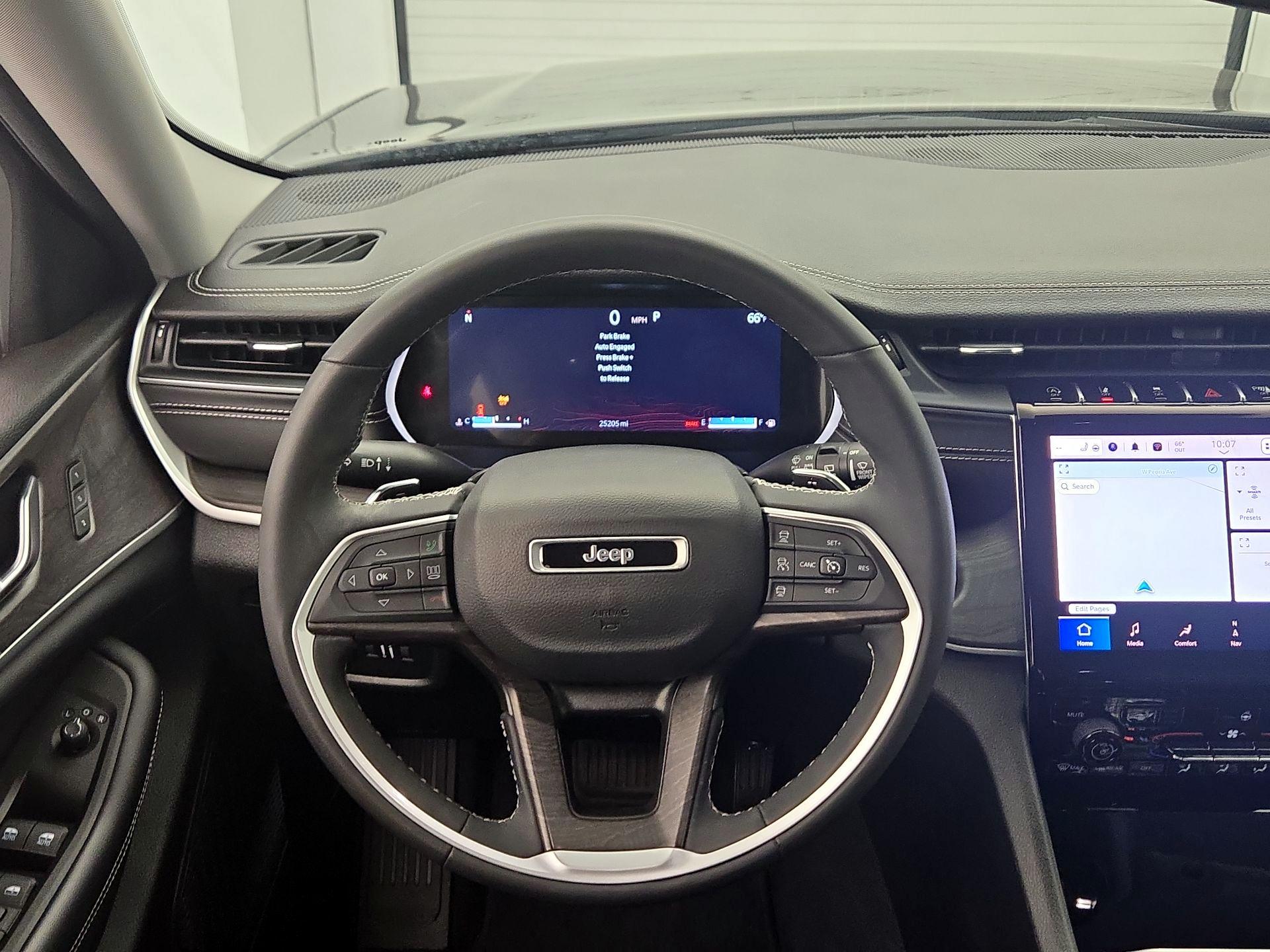 Thumbnail: 2023 Jeep Grand Cherokee - 10