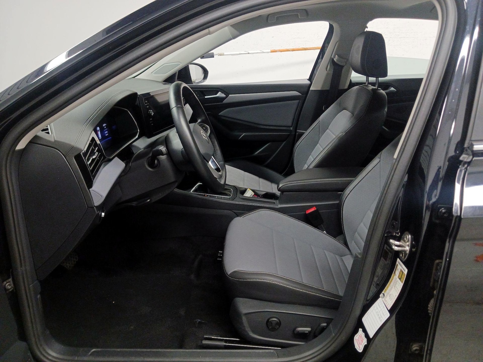2025 Volkswagen Jetta SE - Photo 12