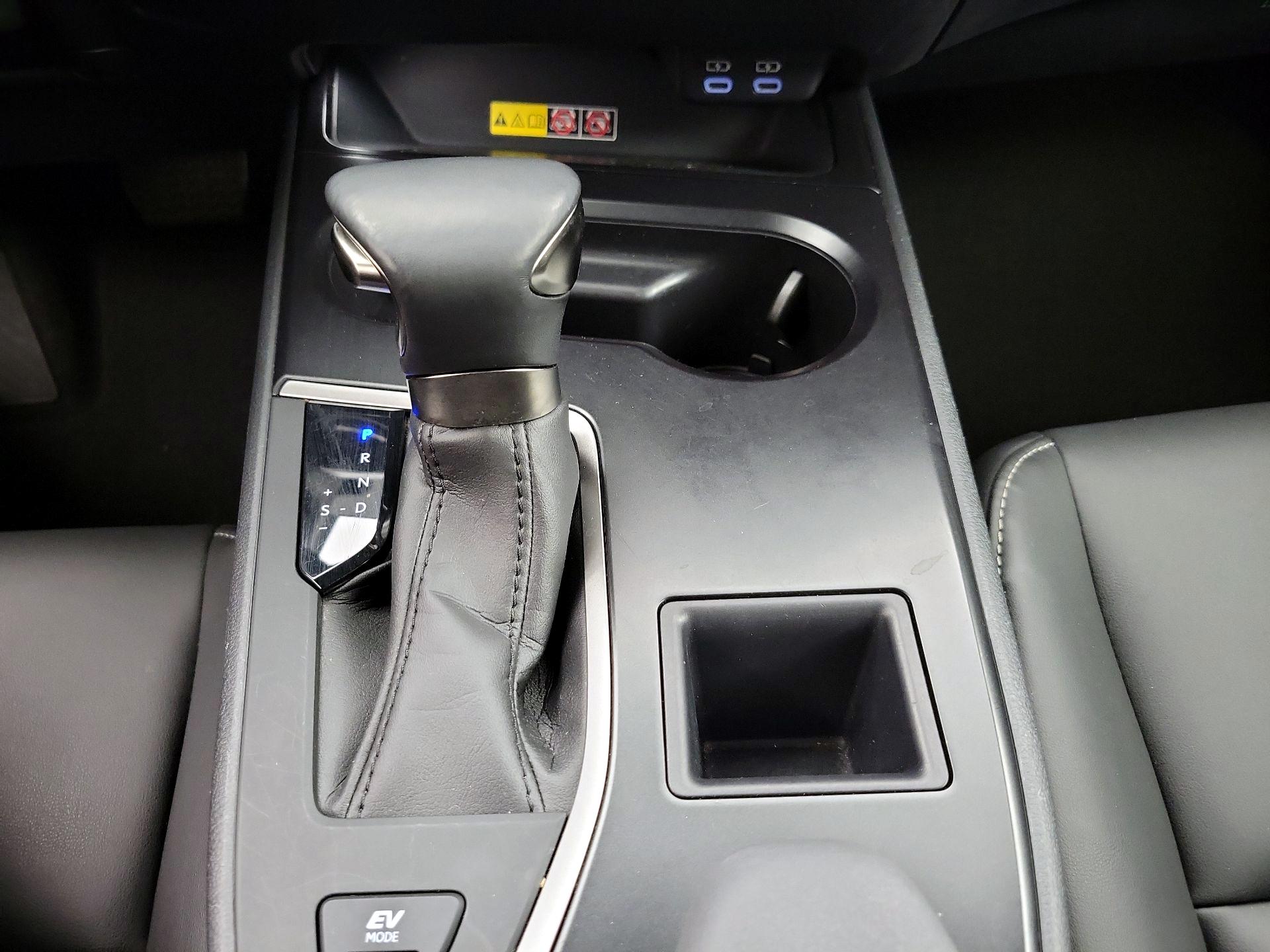 Thumbnail: 2023 Lexus UX - 17