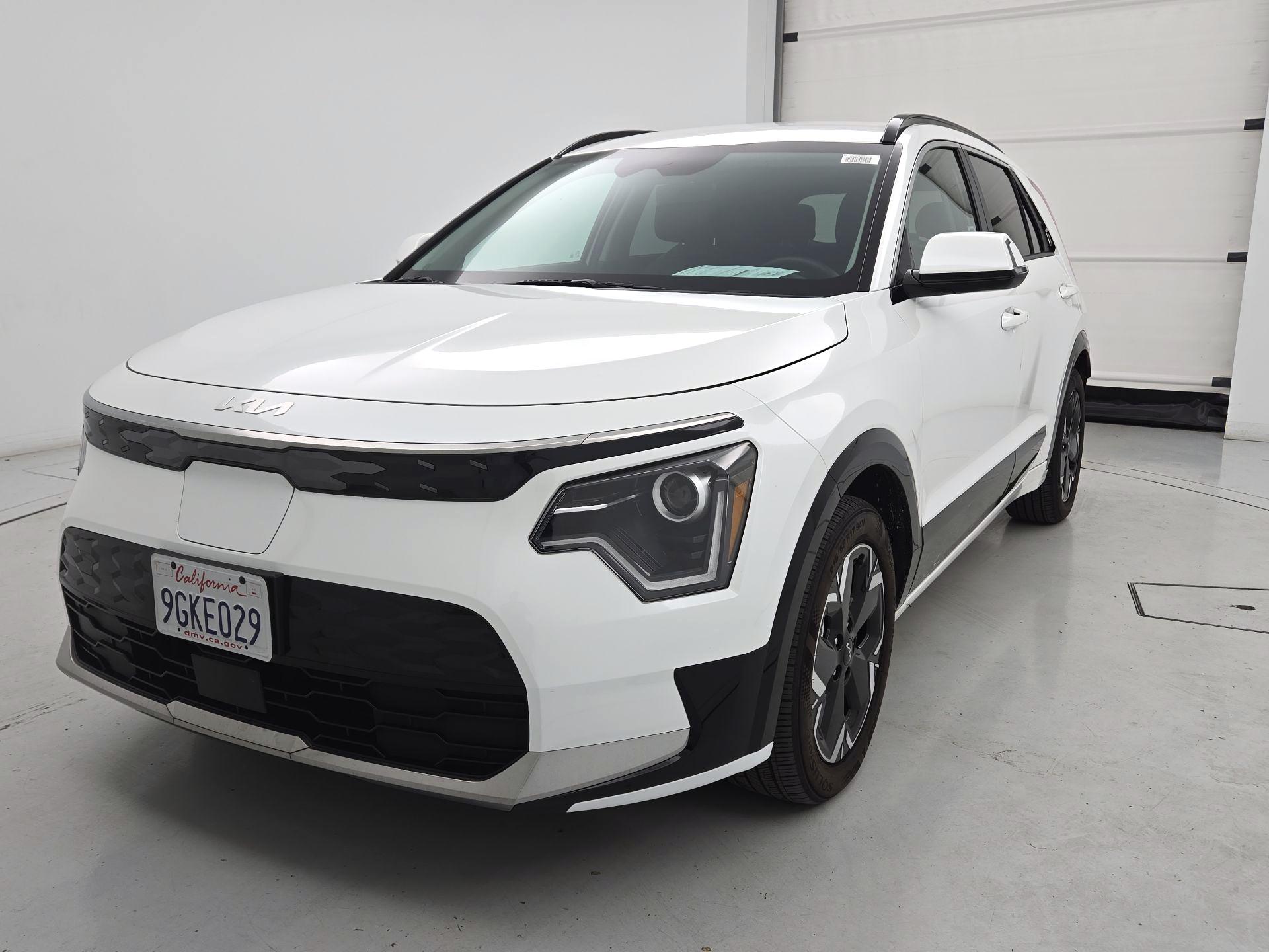 Thumbnail: 2023 Kia Niro - 3