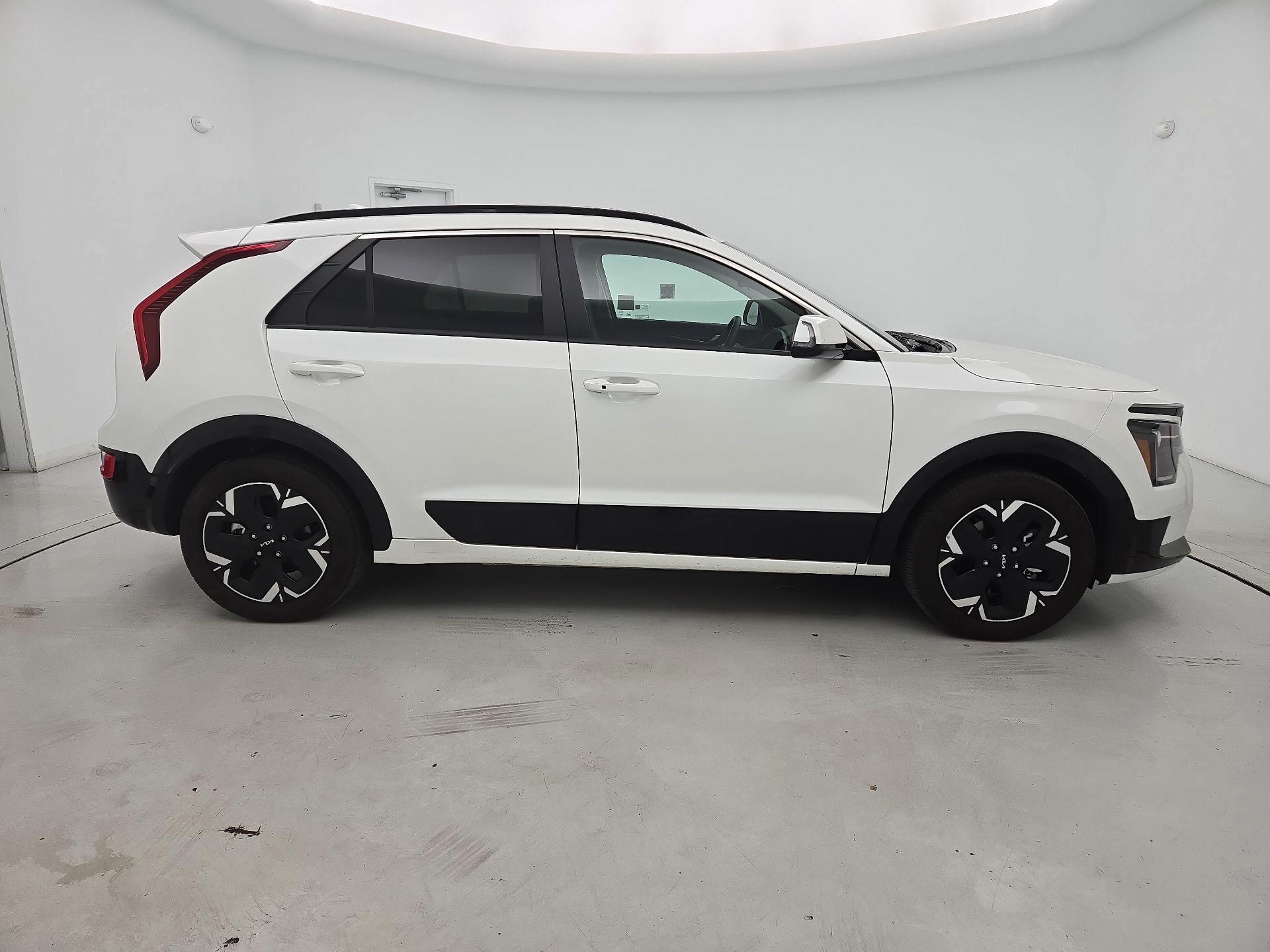 Thumbnail: 2023 Kia Niro - 4