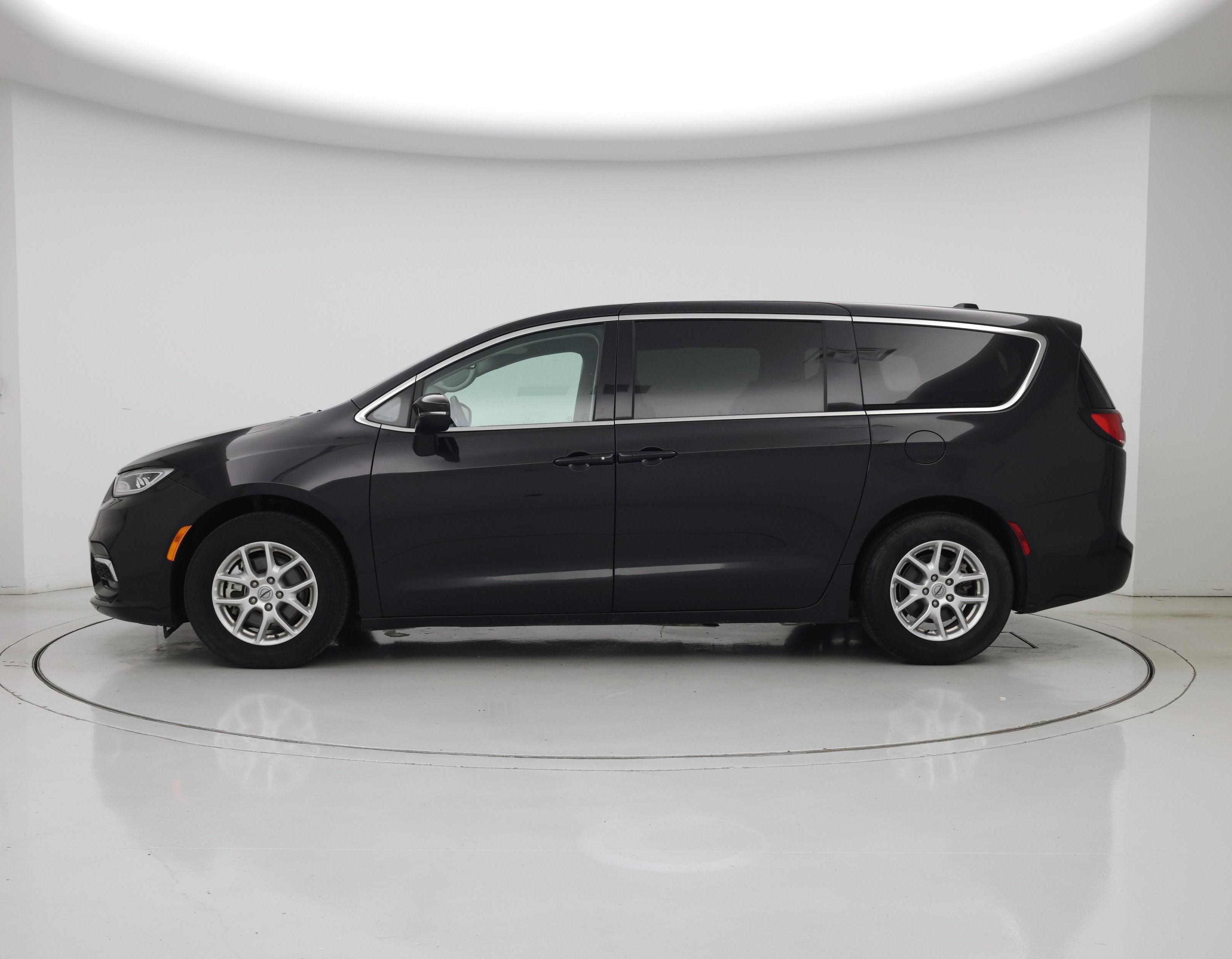 Thumbnail: 2023 Chrysler Pacifica - 3