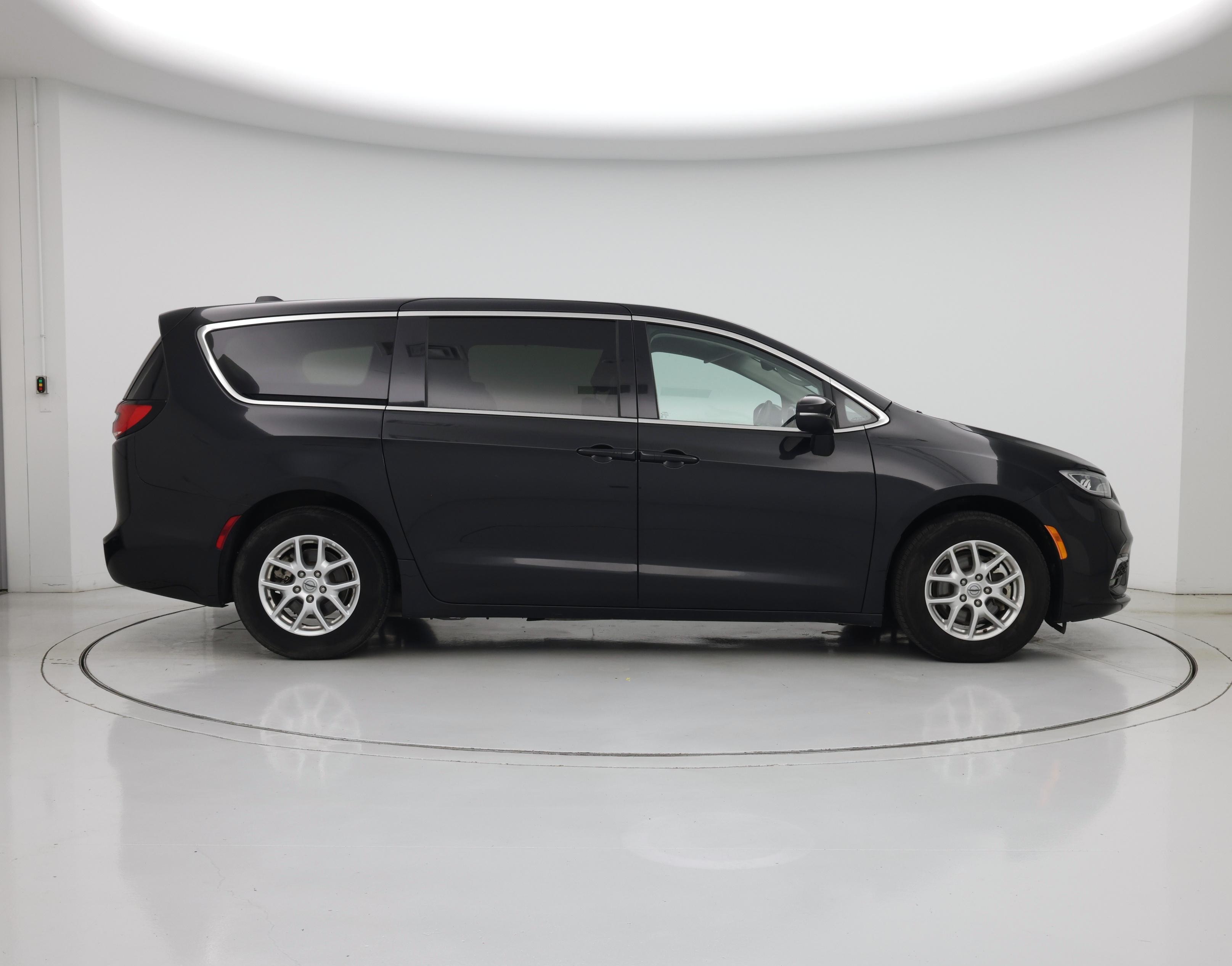 Thumbnail: 2023 Chrysler Pacifica - 7