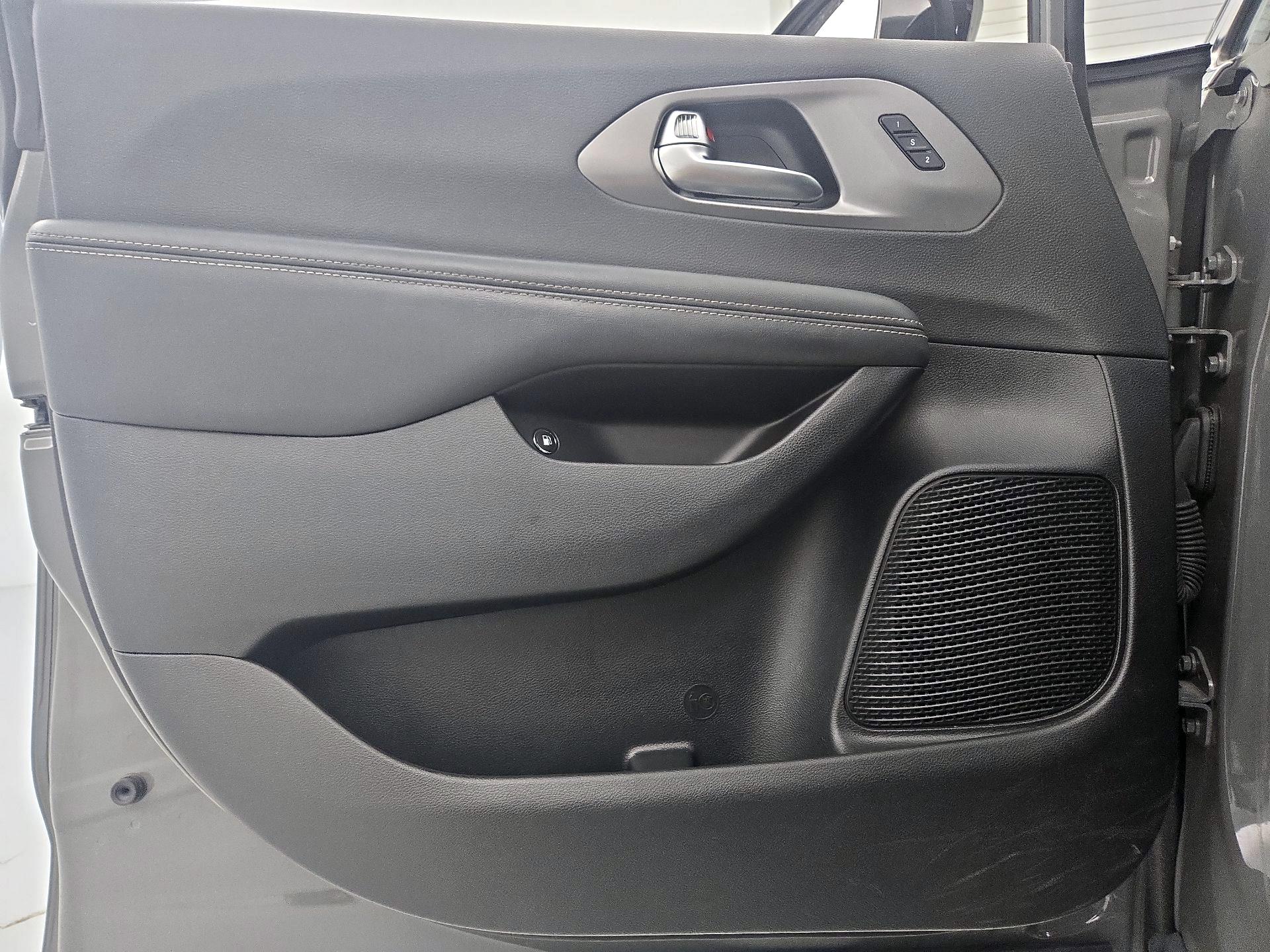 Thumbnail: 2025 Chrysler Pacifica - 12