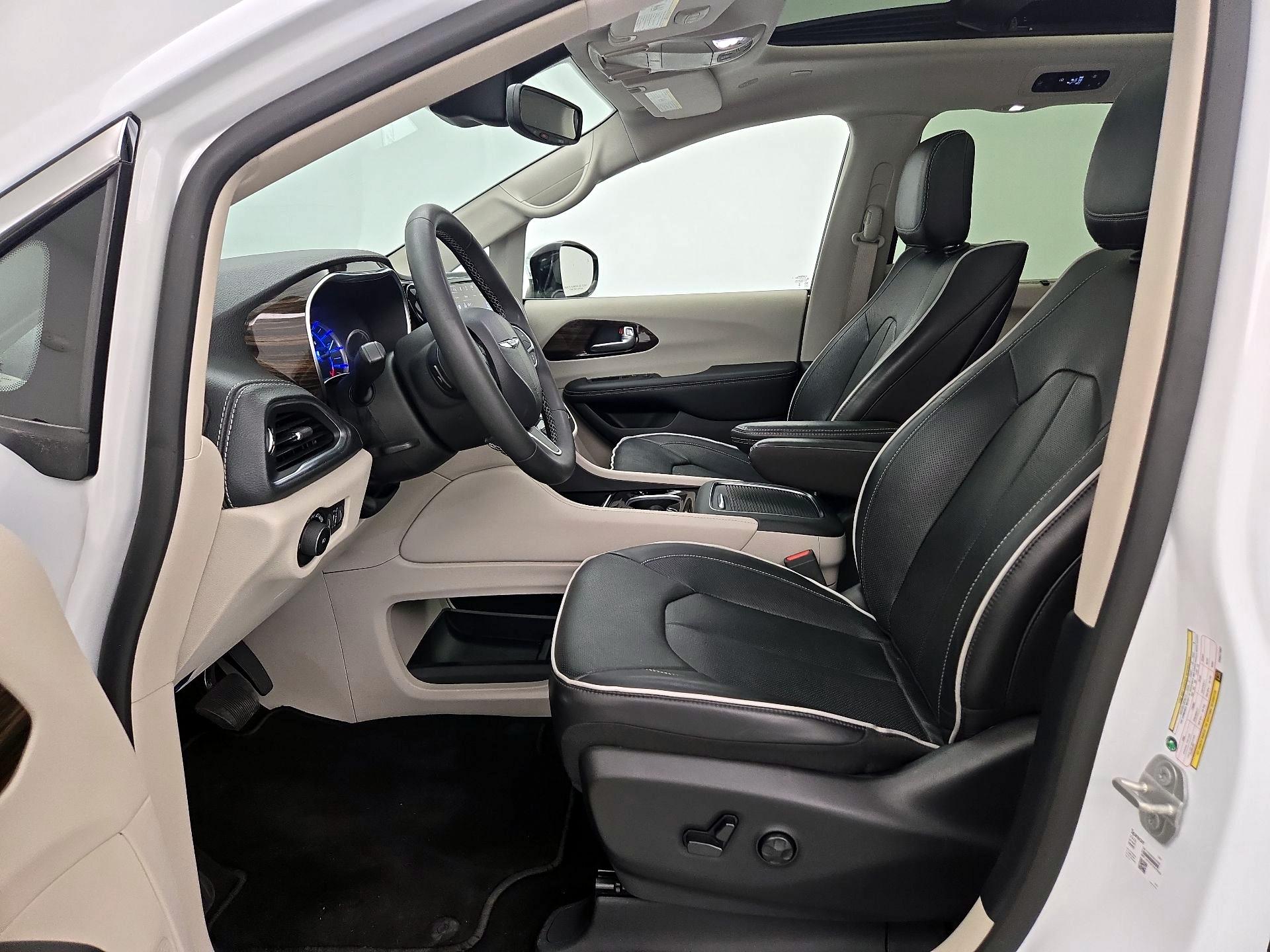 Thumbnail: 2023 Chrysler Pacifica - 9