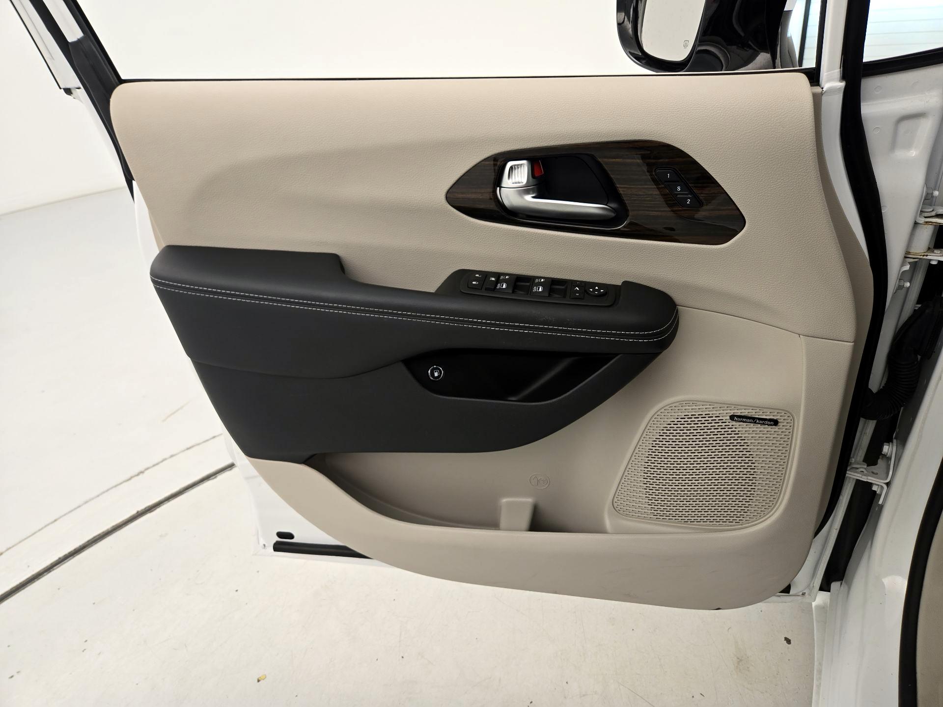 Thumbnail: 2023 Chrysler Pacifica - 10
