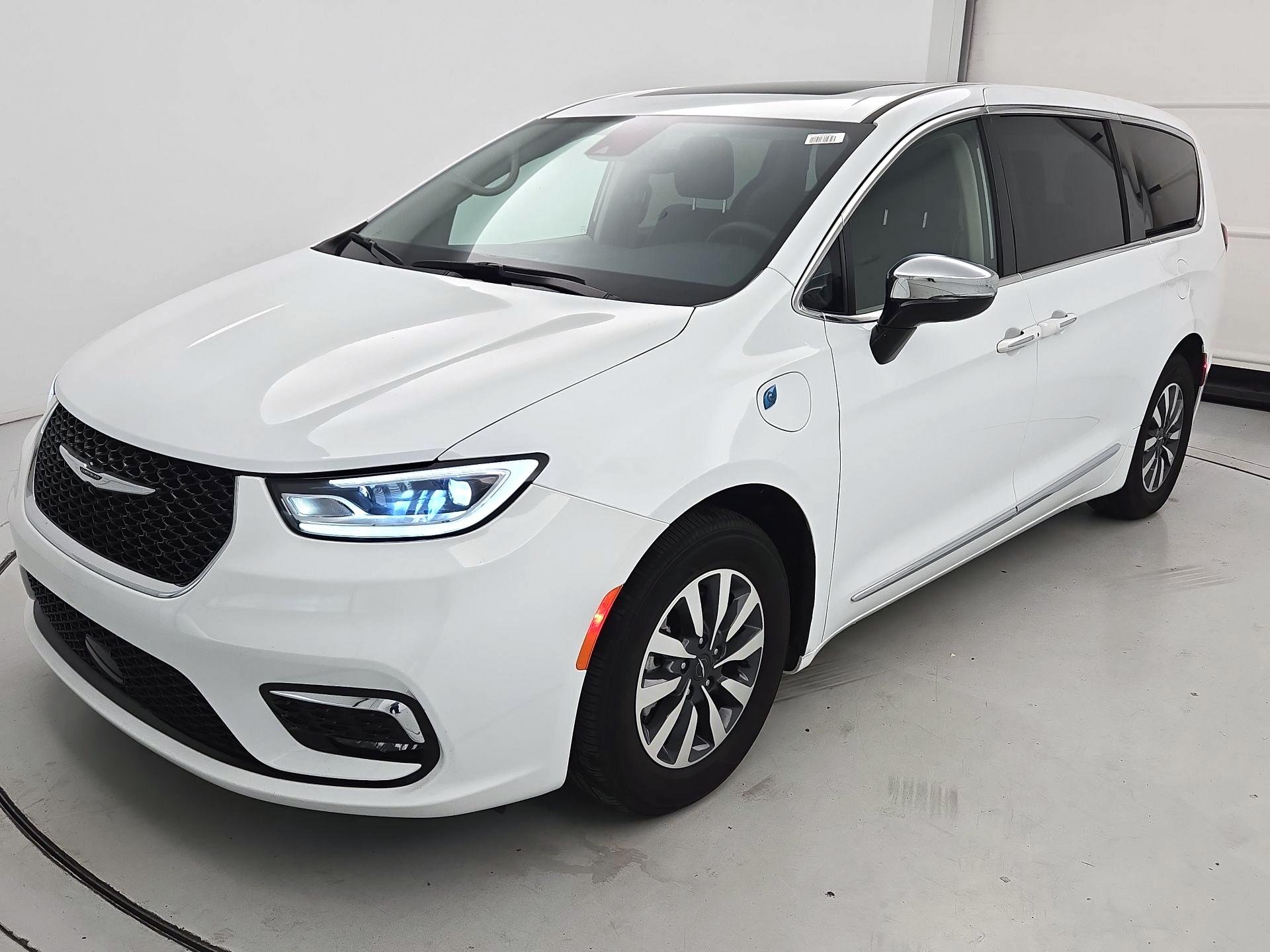 Thumbnail: 2023 Chrysler Pacifica - 3