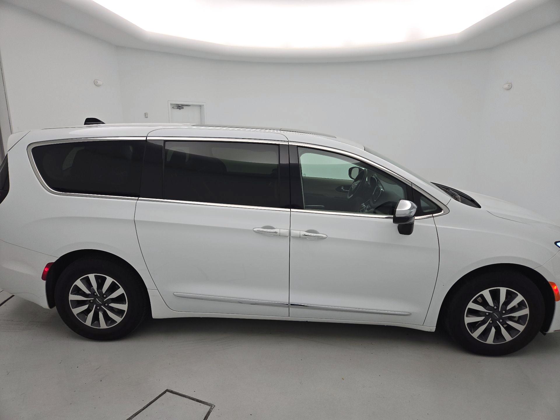 Thumbnail: 2023 Chrysler Pacifica - 4