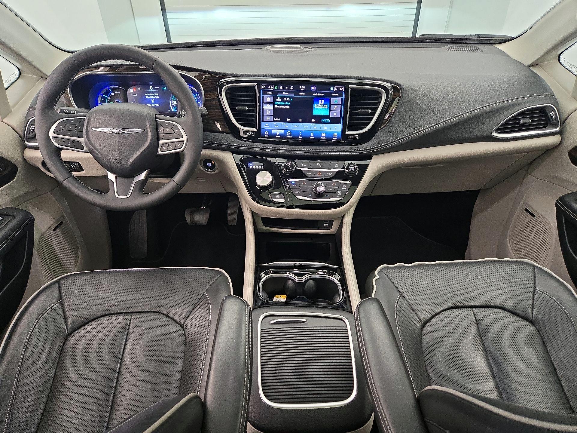 Thumbnail: 2023 Chrysler Pacifica - 8