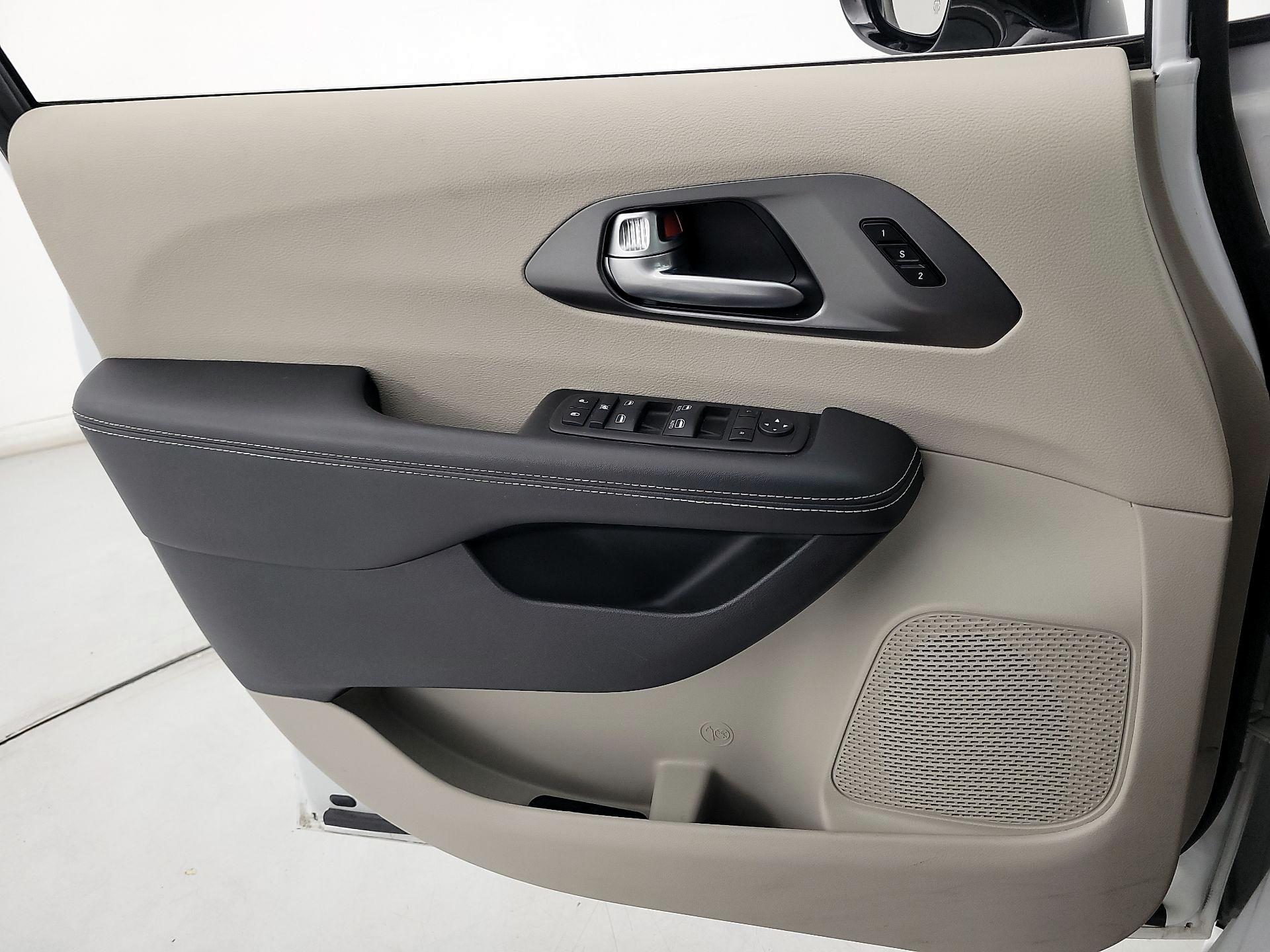 Thumbnail: 2024 Chrysler Pacifica - 12