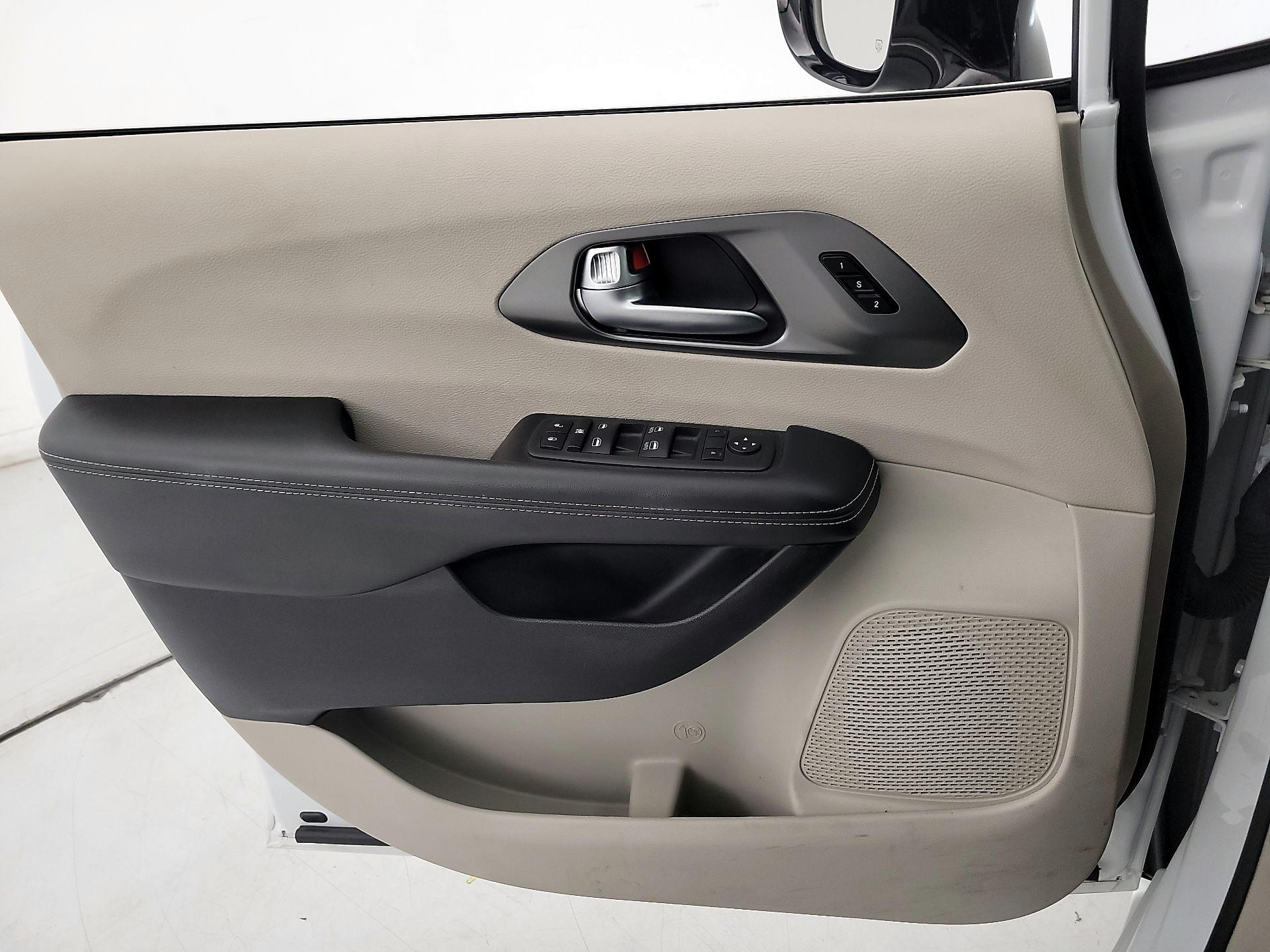 Thumbnail: 2024 Chrysler Pacifica - 12