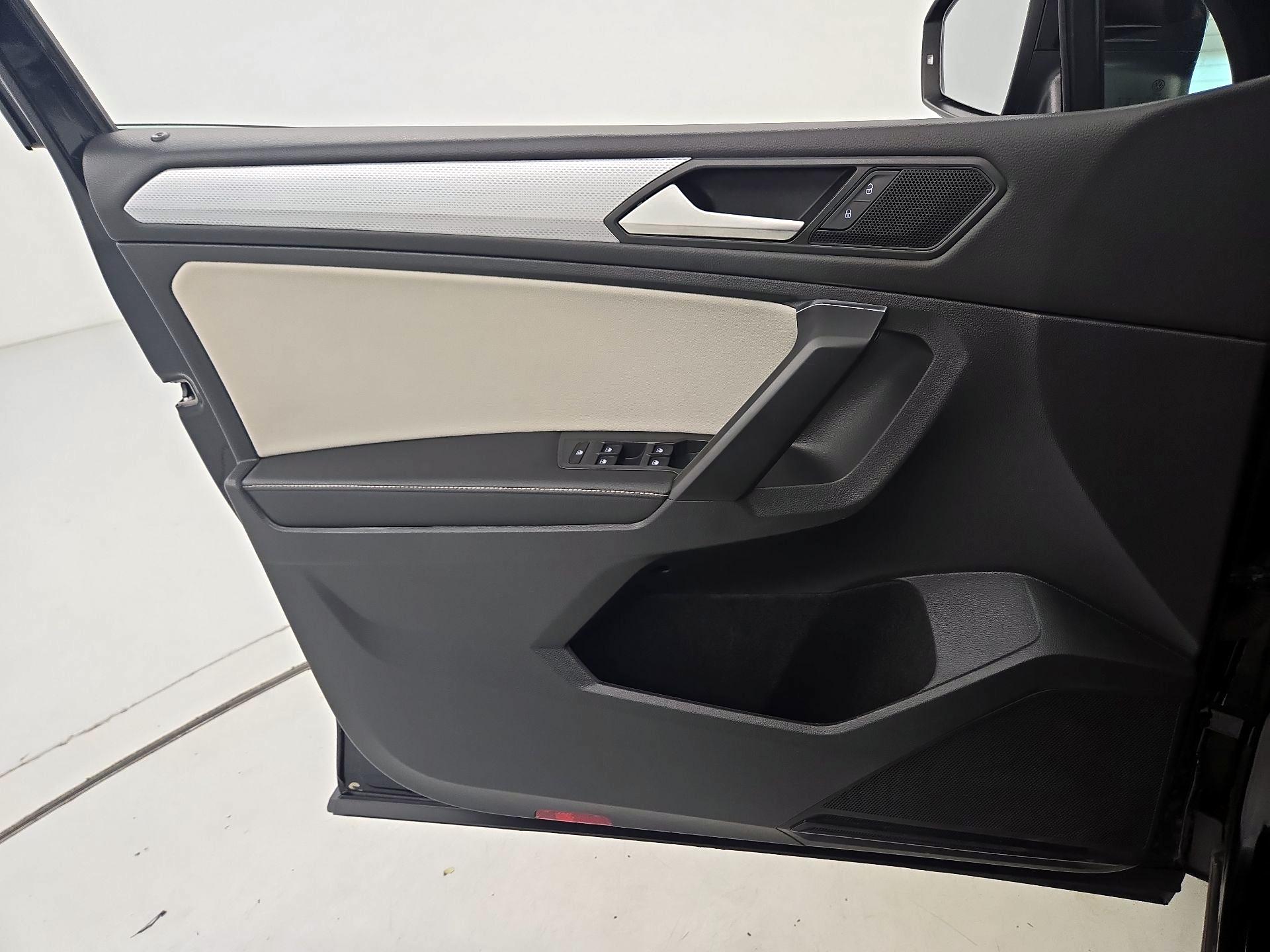 Thumbnail: 2023 Volkswagen Tiguan - 10