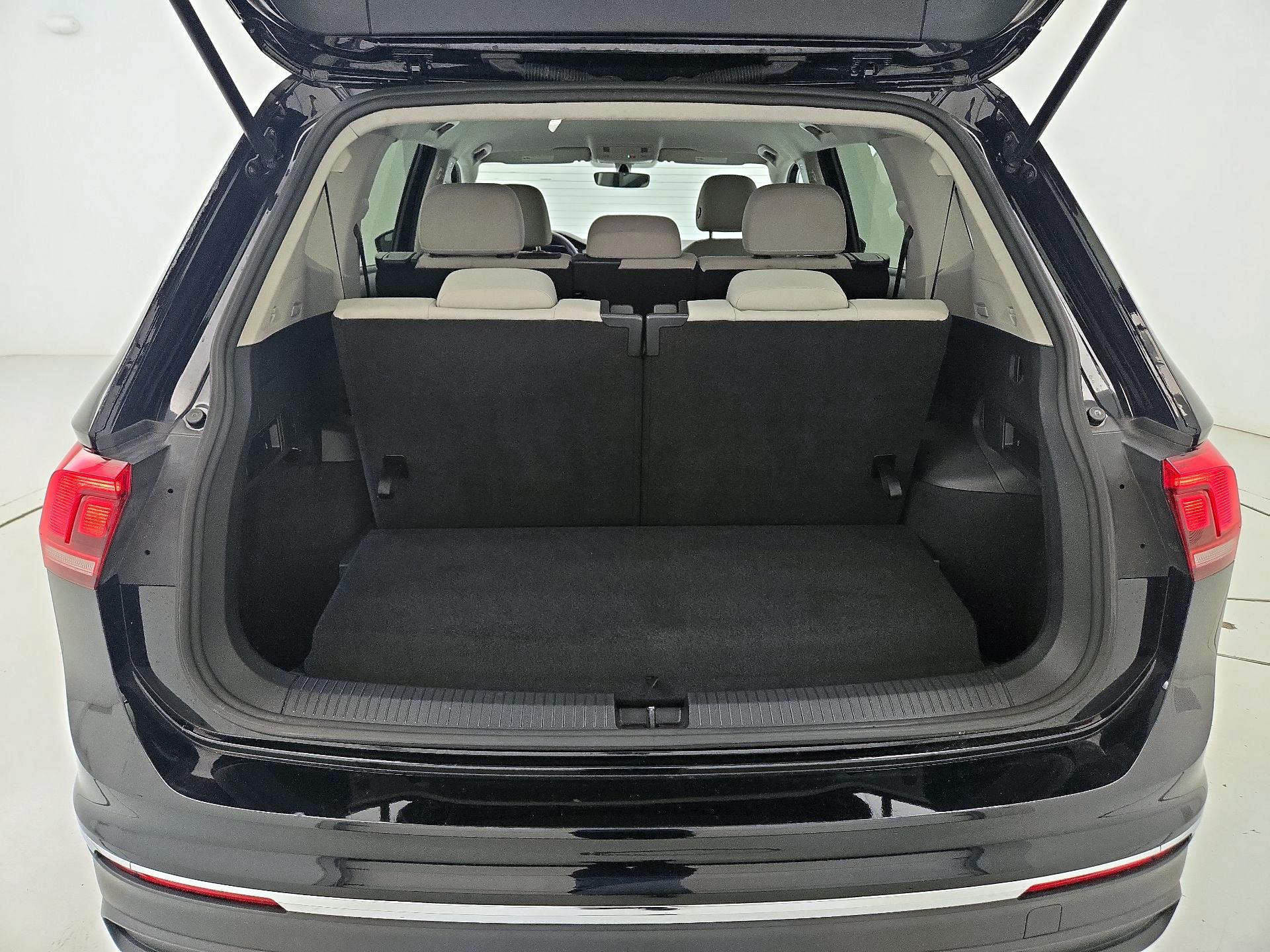 Thumbnail: 2023 Volkswagen Tiguan - 18