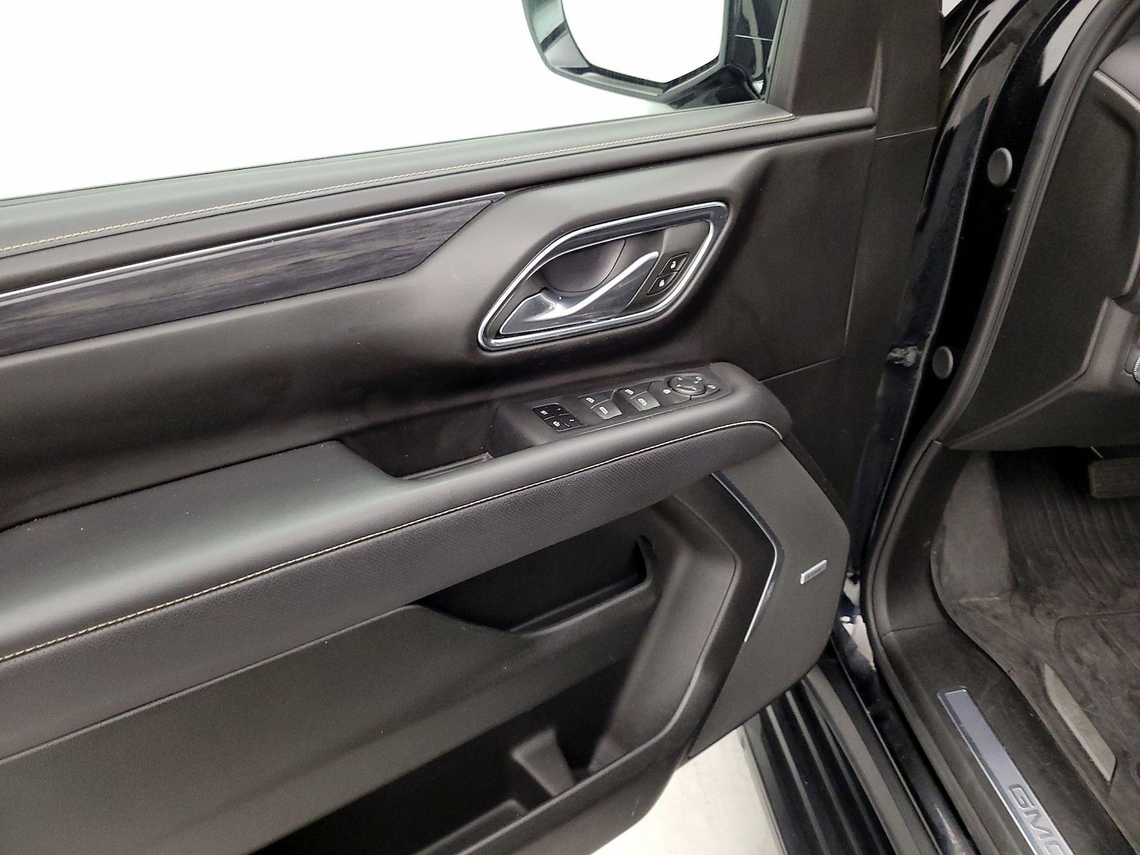 2024 GMC Yukon SLT - Photo 13
