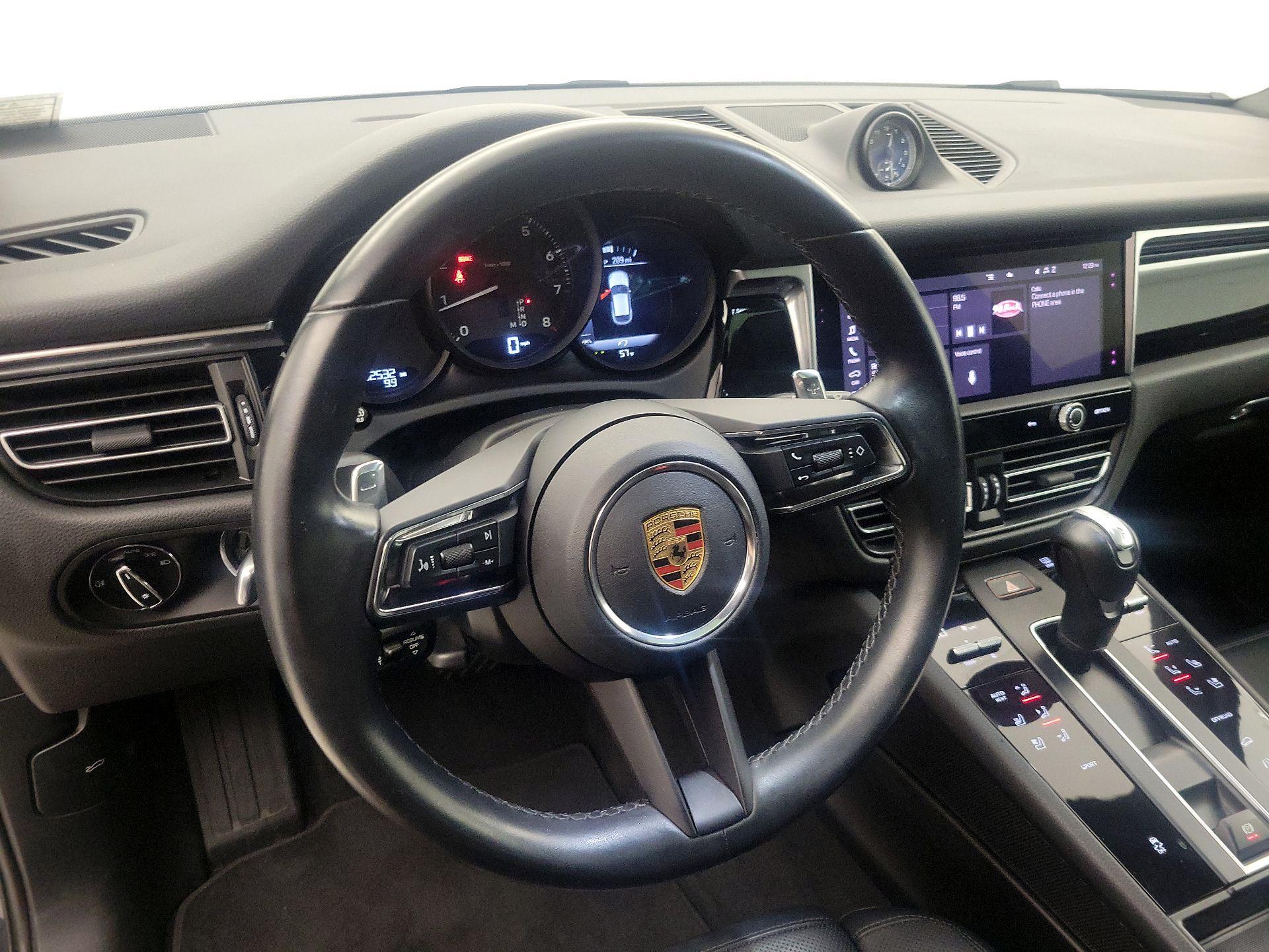 Thumbnail: 2023 Porsche Macan - 10