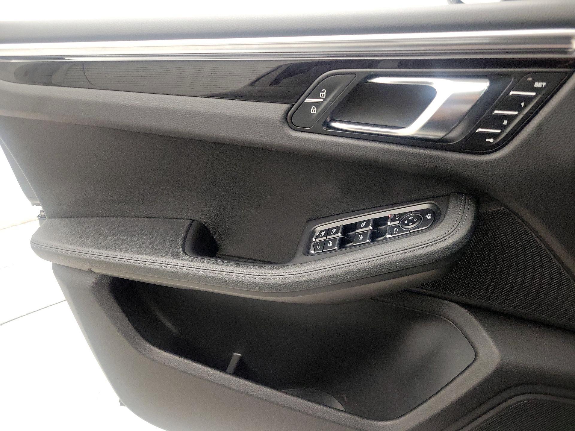 Thumbnail: 2023 Porsche Macan - 12