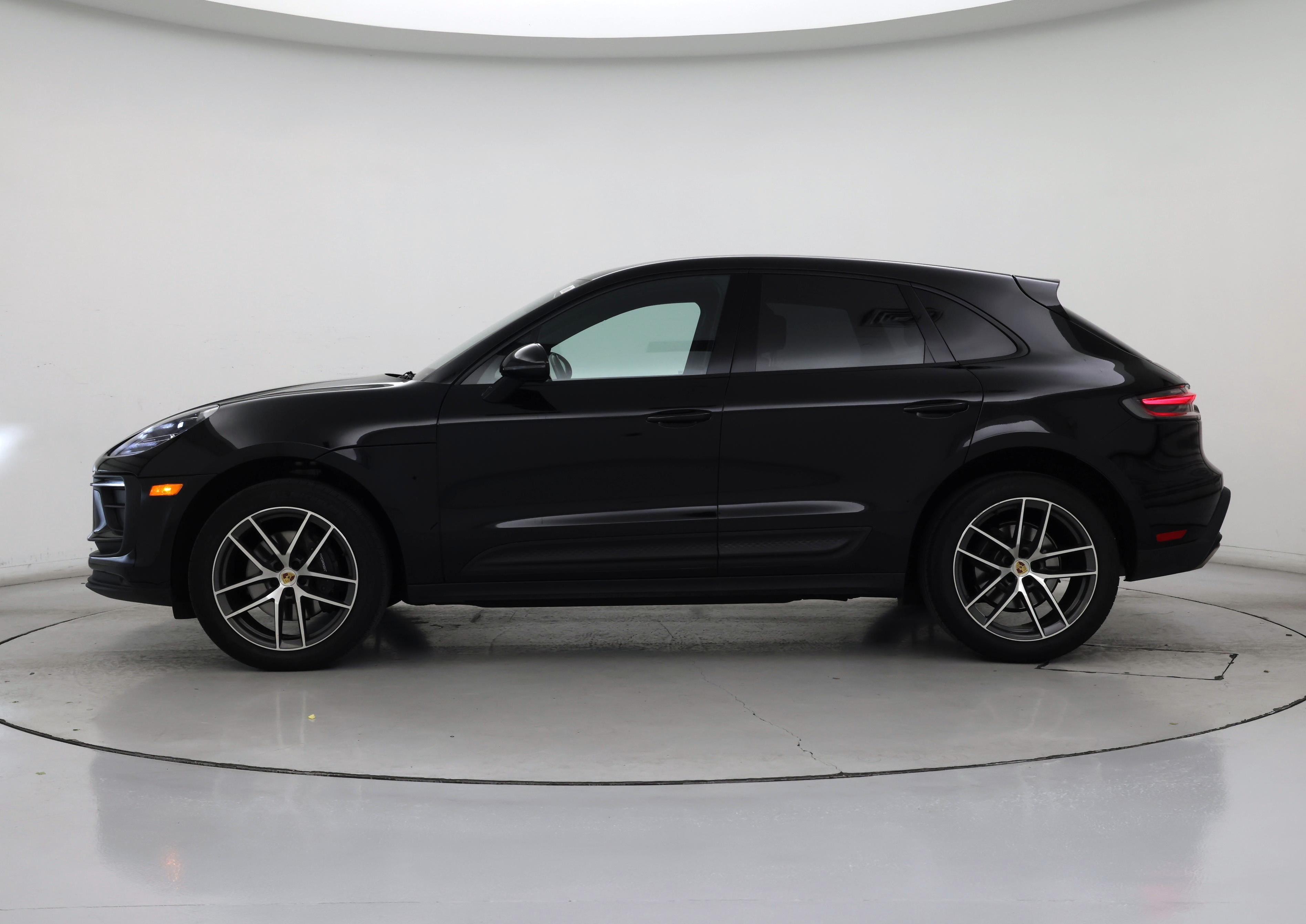 Thumbnail: 2023 Porsche Macan - 3