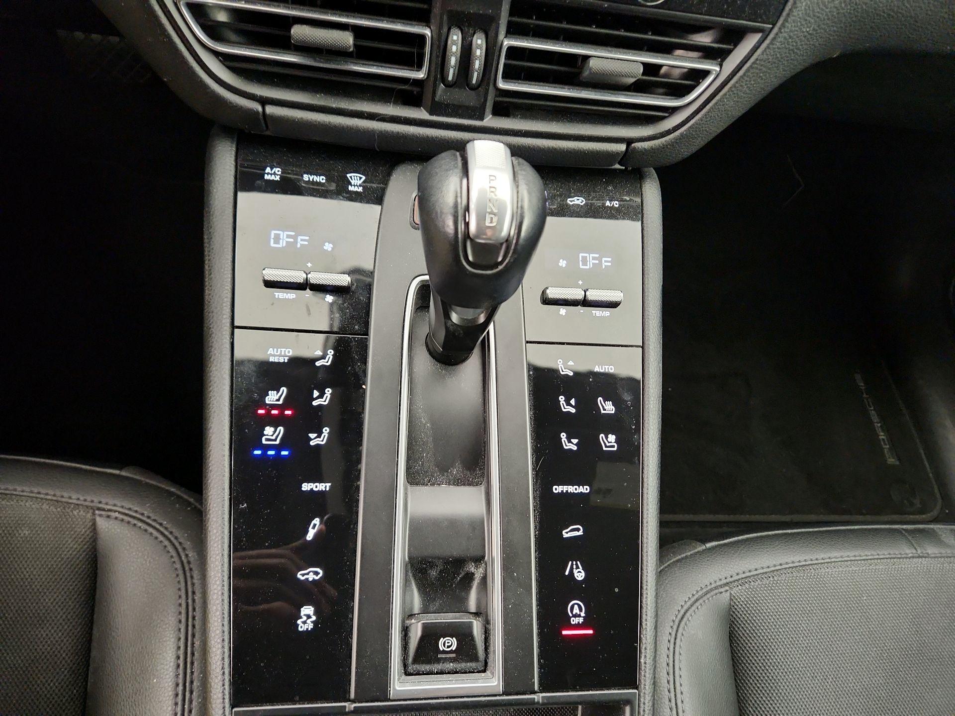Thumbnail: 2022 Porsche Macan - 18