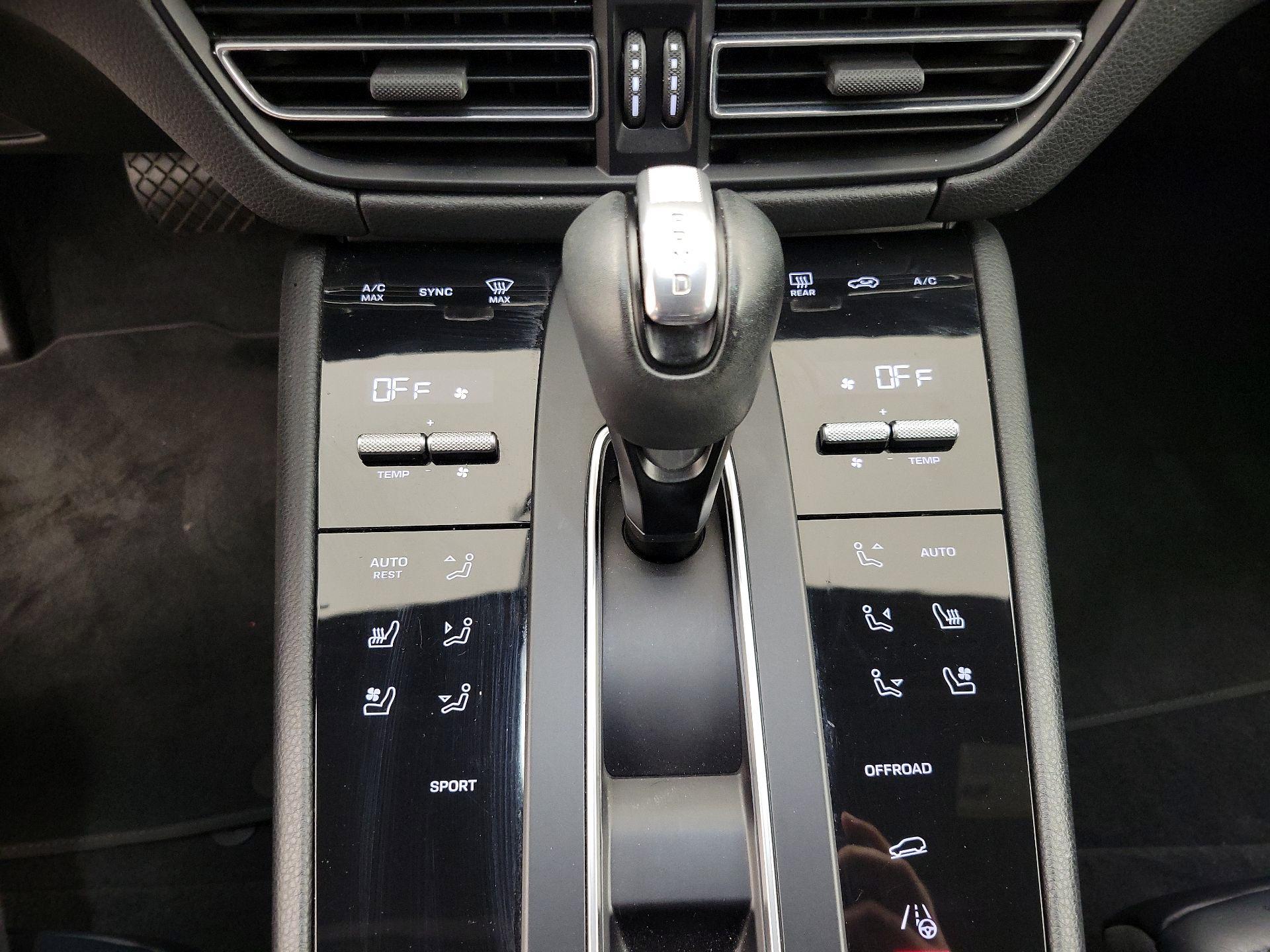 Thumbnail: 2022 Porsche Macan - 17