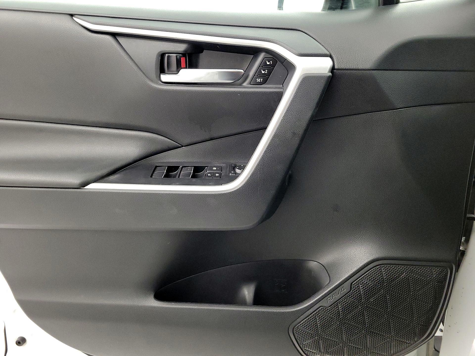 Thumbnail: 2020 Toyota RAV4 - 12