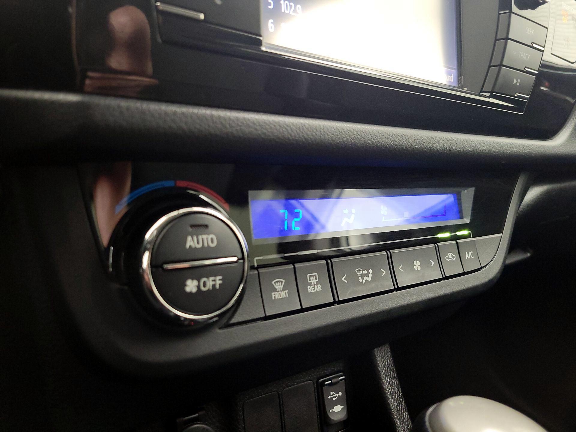 Thumbnail: 2015 Toyota Corolla - 16