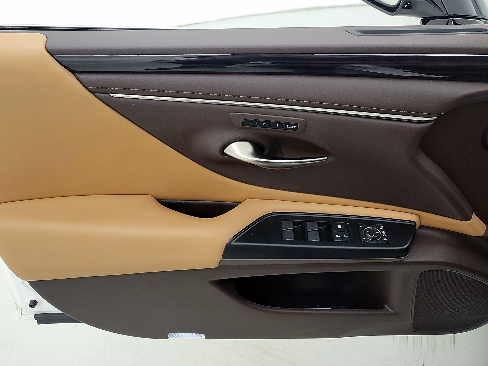 Thumbnail: 2020 Lexus ES - 12