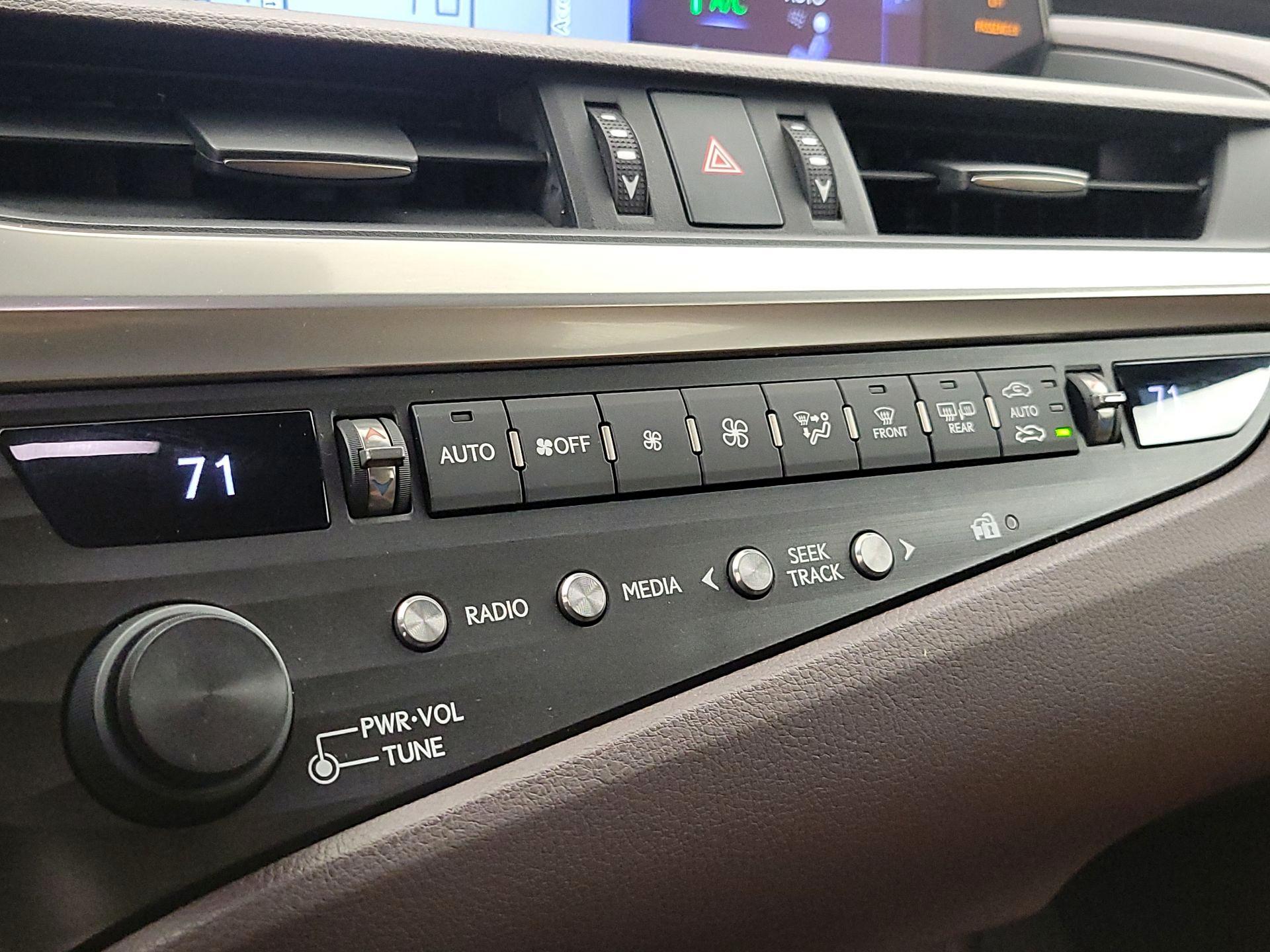 Thumbnail: 2020 Lexus ES - 17