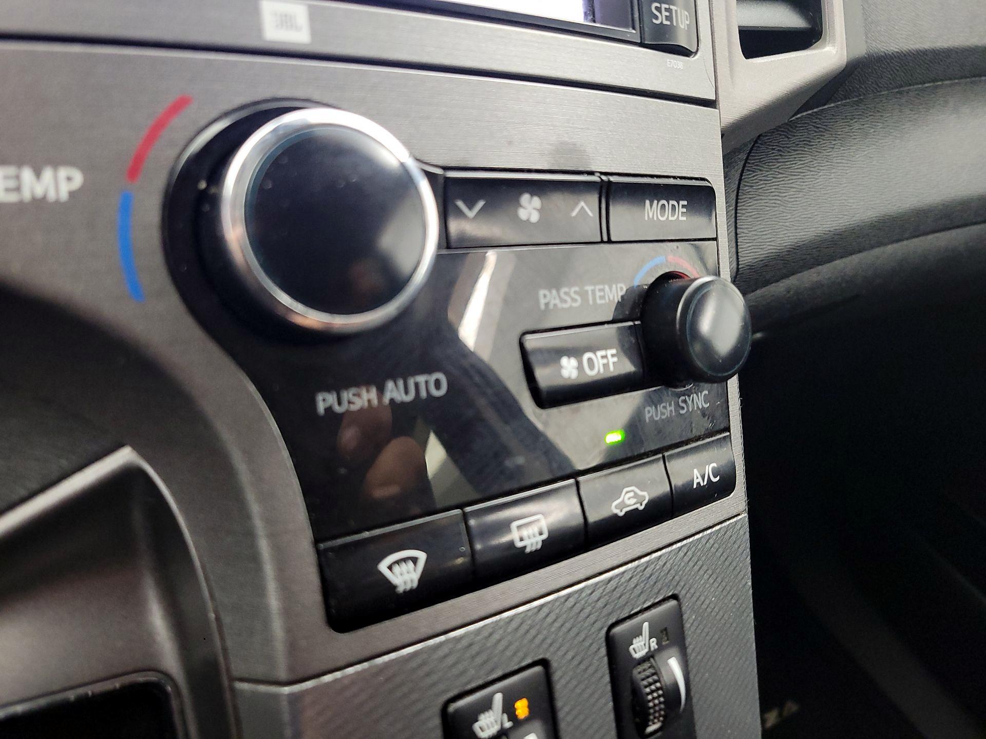 Thumbnail: 2014 Toyota Venza - 17