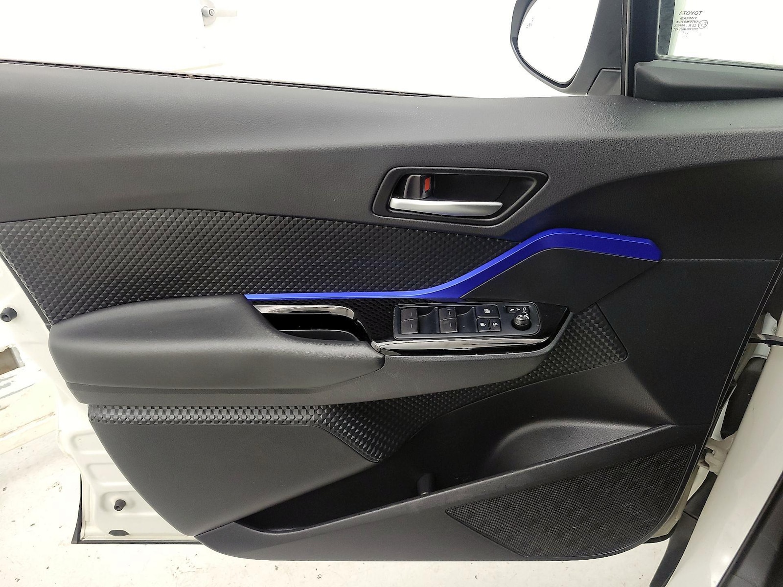 2021 Toyota C-HR XLE - Photo 13